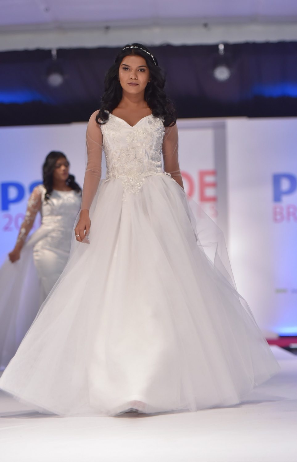 މާލެ: އޮކްޓޯބަރު 5، 2016- ބްރައިޑް މޯލްޑިވްސް އިން އިންތިޒާމްކޮށްގެން ރާއްޖޭގައި ބާއްވާ މި އަހަރުގެ ބްރައިޑް ފެއާ ހުޅުވުމުގެ ހަފުލާގައި ހެދުމެއްގެ ޑިޒައިން ދައްކާލަނީ: ރާއްޖޭގެ ފެޝަން ދާއިރާގެ އެންމެ ފަހުގެ އުފެއްދުންތައް އާންމުންނަށް ދައްކައިލުމަށް ބާއްވާ މި ފެއާގައި 29 ސްޓޯލް އެބަހުރި. ފެއާ އޮންނާނީ އޮކްޓޯބަރު 8، 2016 ވަނަ ދުވަހުގެ ރެއާ ހަމައަށް ދަރުބާރުގޭގައި.--- ފޮޓޯ: މުހައްމަދު ޝަރުހާން/ މިހާރު