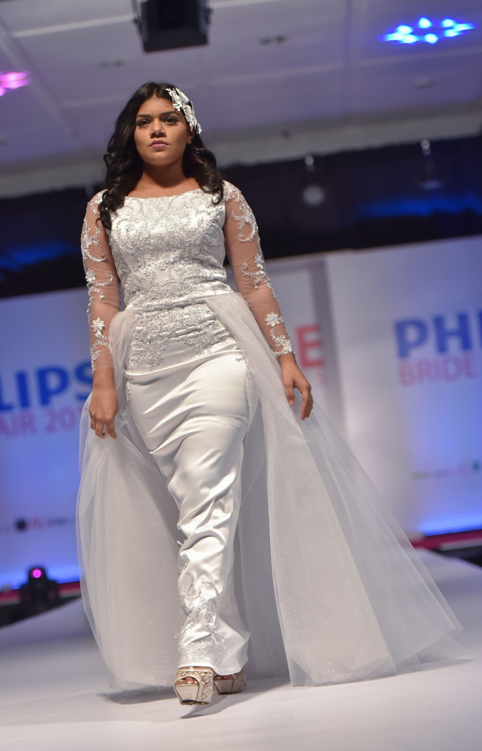 މާލެ: އޮކްޓޯބަރު 5، 2016- ބްރައިޑް މޯލްޑިވްސް އިން އިންތިޒާމްކޮށްގެން ރާއްޖޭގައި ބާއްވާ މި އަހަރުގެ ބްރައިޑް ފެއާ ހުޅުވުމުގެ ހަފުލާގައި ހެދުމެއްގެ ޑިޒައިން ދައްކާލަނީ: ރާއްޖޭގެ ފެޝަން ދާއިރާގެ އެންމެ ފަހުގެ އުފެއްދުންތައް އާންމުންނަށް ދައްކައިލުމަށް ބާއްވާ މި ފެއާގައި 29 ސްޓޯލް އެބަހުރި. ފެއާ އޮންނާނީ އޮކްޓޯބަރު 8، 2016 ވަނަ ދުވަހުގެ ރެއާ ހަމައަށް ދަރުބާރުގޭގައި.--- ފޮޓޯ: މުހައްމަދު ޝަރުހާން/ މިހާރު