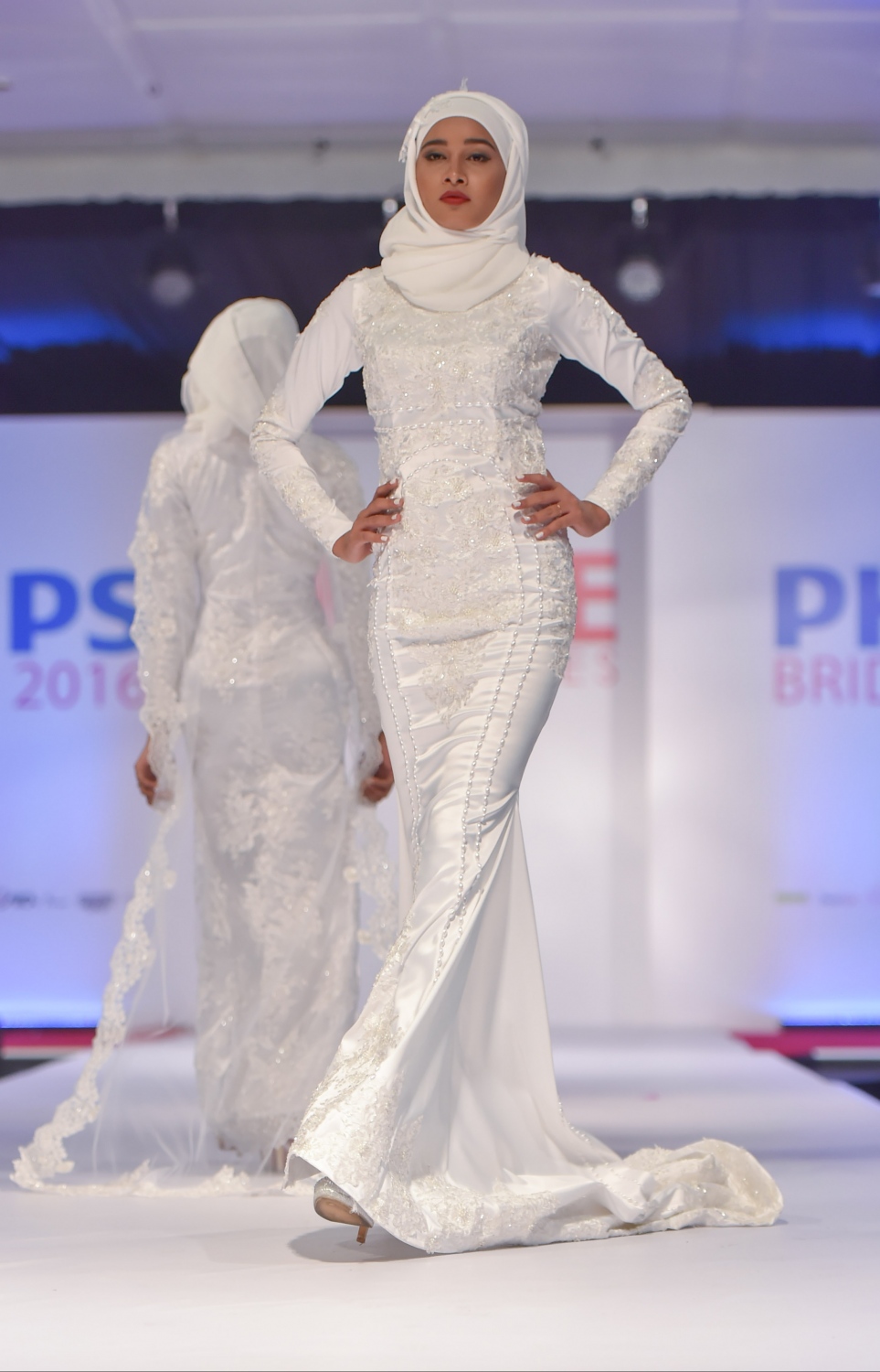 މާލެ: އޮކްޓޯބަރު 5، 2016- ބްރައިޑް މޯލްޑިވްސް އިން އިންތިޒާމްކޮށްގެން ރާއްޖޭގައި ބާއްވާ މި އަހަރުގެ ބްރައިޑް ފެއާ ހުޅުވުމުގެ ހަފުލާގައި ހެދުމެއްގެ ޑިޒައިން ދައްކާލަނީ: ރާއްޖޭގެ ފެޝަން ދާއިރާގެ އެންމެ ފަހުގެ އުފެއްދުންތައް އާންމުންނަށް ދައްކައިލުމަށް ބާއްވާ މި ފެއާގައި 29 ސްޓޯލް އެބަހުރި. ފެއާ އޮންނާނީ އޮކްޓޯބަރު 8، 2016 ވަނަ ދުވަހުގެ ރެއާ ހަމައަށް ދަރުބާރުގޭގައި.--- ފޮޓޯ: މުހައްމަދު ޝަރުހާން/މިހާރު