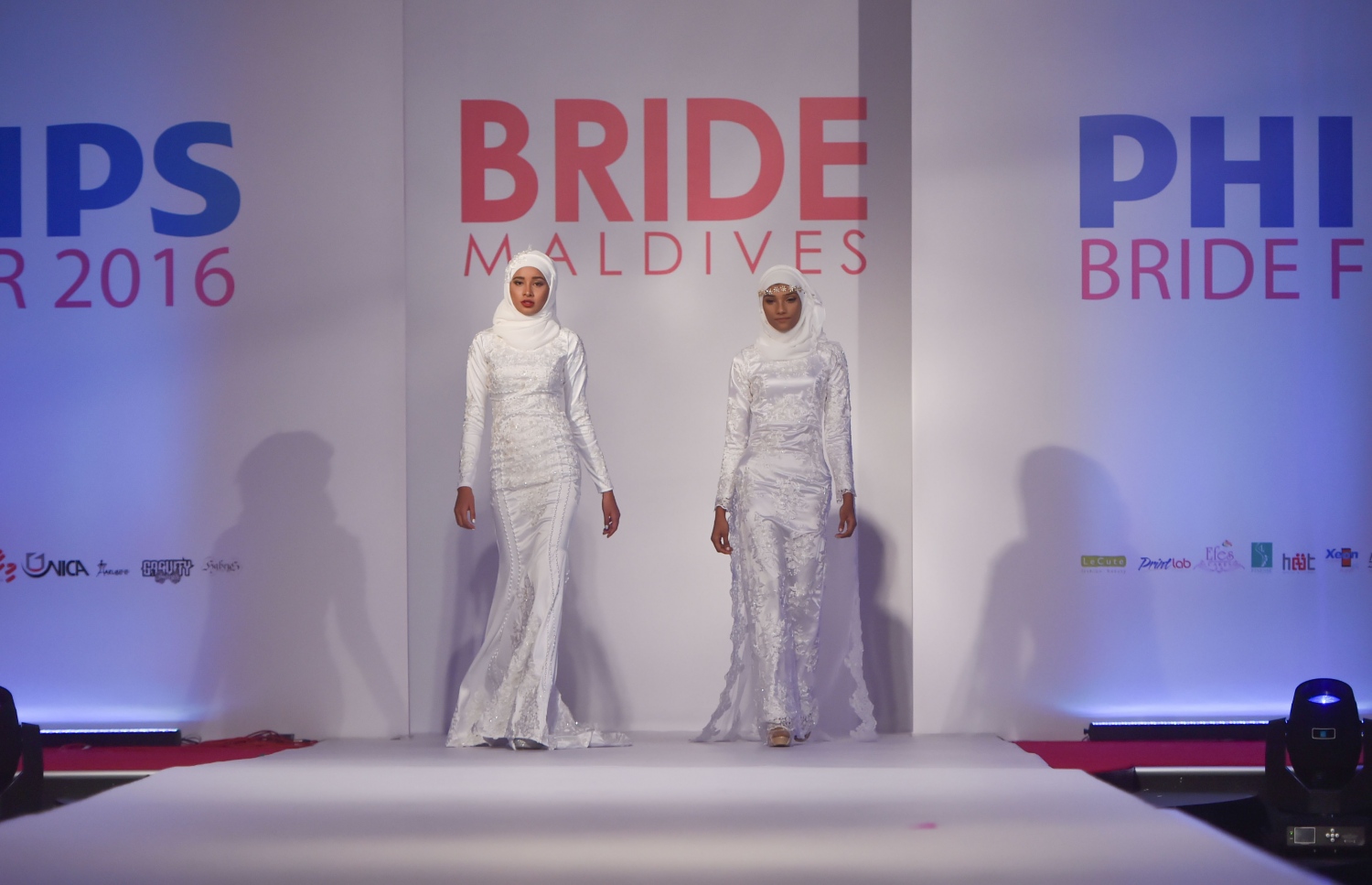 މާލެ: އޮކްޓޯބަރު 5، 2016- ބްރައިޑް މޯލްޑިވްސް އިން އިންތިޒާމްކޮށްގެން ރާއްޖޭގައި ބާއްވާ މި އަހަރުގެ ބްރައިޑް ފެއާ ހުޅުވުމުގެ ހަފުލާގައި ހެދުމެއްގެ ޑިޒައިން ދައްކާލަނީ: ރާއްޖޭގެ ފެޝަން ދާއިރާގެ އެންމެ ފަހުގެ އުފެއްދުންތައް އާންމުންނަށް ދައްކައިލުމަށް ބާއްވާ މި ފެއާގައި 29 ސްޓޯލް އެބަހުރި. ފެއާ އޮންނާނީ އޮކްޓޯބަރު 8، 2016 ވަނަ ދުވަހުގެ ރެއާ ހަމައަށް ދަރުބާރުގޭގައި.--- ފޮޓޯ: މުހައްމަދު ޝަރުހާން/ މިހާރު