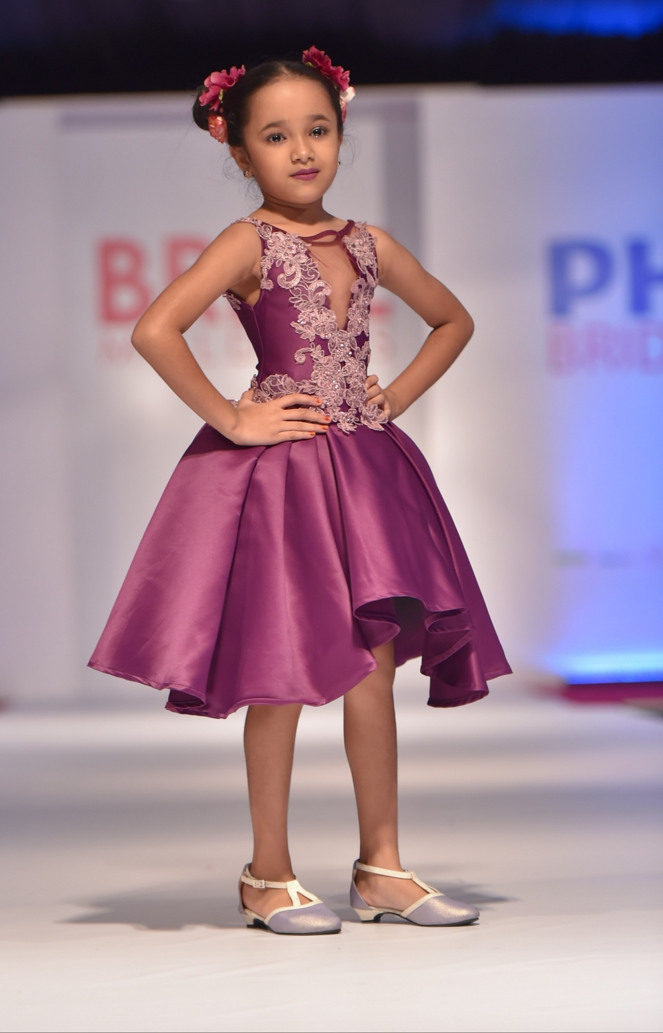 މާލެ: އޮކްޓޯބަރު 5، 2016- ބްރައިޑް މޯލްޑިވްސް އިން އިންތިޒާމްކޮށްގެން ރާއްޖޭގައި ބާއްވާ މި އަހަރުގެ ބްރައިޑް ފެއާ ހުޅުވުމުގެ ހަފުލާގައި ހެދުމެއްގެ ޑިޒައިން ކުޑަ އަންހެންކުއްޖަކު ދައްކާލަނީ: ރާއްޖޭގެ ފެޝަން ދާއިރާގެ އެންމެ ފަހުގެ އުފެއްދުންތައް އާންމުންނަށް ދައްކައިލުމަށް ބާއްވާ މި ފެއާގައި 29 ސްޓޯލް އެބަހުރި. ފެއާ އޮންނާނީ އޮކްޓޯބަރު 8، 2016 ވަނަ ދުވަހުގެ ރެއާ ހަމައަށް ދަރުބާރުގޭގައި.--- ފޮޓޯ: މުހައްމަދު ޝަރުހާން/ މިހާރު