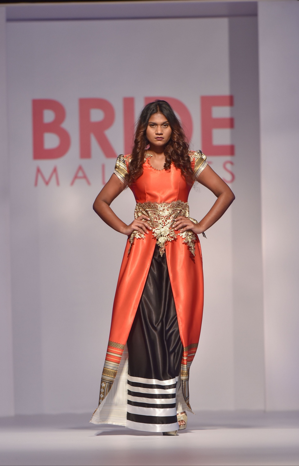 މާލެ: އޮކްޓޯބަރު 5، 2016- ބްރައިޑް މޯލްޑިވްސް އިން އިންތިޒާމްކޮށްގެން ރާއްޖޭގައި ބާއްވާ މި އަހަރުގެ ބްރައިޑް ފެއާ ހުޅުވުމުގެ ހަފުލާގައި ހެދުމެއްގެ ޑިޒައިން ދައްކާލަނީ: ރާއްޖޭގެ ފެޝަން ދާއިރާގެ އެންމެ ފަހުގެ އުފެއްދުންތައް އާންމުންނަށް ދައްކައިލުމަށް ބާއްވާ މި ފެއާގައި 29 ސްޓޯލް އެބަހުރި. ފެއާ އޮންނާނީ އޮކްޓޯބަރު 8، 2016 ވަނަ ދުވަހުގެ ރެއާ ހަމައަށް ދަރުބާރުގޭގައި.--- ފޮޓޯ: މުހައްމަދު ޝަރުހާން/ މިހާރު