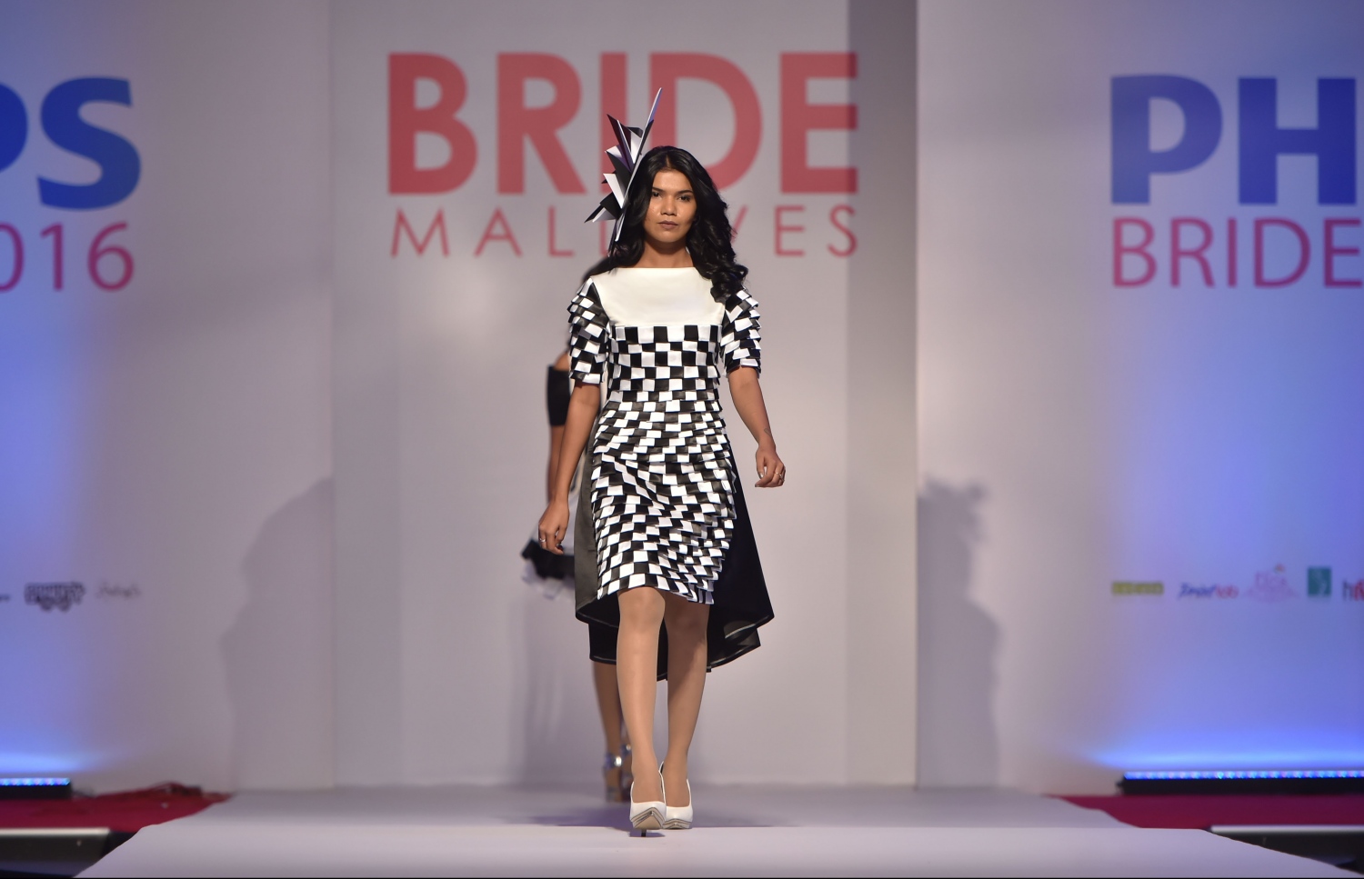 މާލެ: އޮކްޓޯބަރު 5، 2016- ބްރައިޑް މޯލްޑިވްސް އިން އިންތިޒާމްކޮށްގެން ރާއްޖޭގައި ބާއްވާ މި އަހަރުގެ ބްރައިޑް ފެއާ ހުޅުވުމުގެ ހަފުލާގައި ހެދުމެއްގެ ޑިޒައިން ދައްކާލަނީ: ރާއްޖޭގެ ފެޝަން ދާއިރާގެ އެންމެ ފަހުގެ އުފެއްދުންތައް އާންމުންނަށް ދައްކައިލުމަށް ބާއްވާ މި ފެއާގައި 29 ސްޓޯލް އެބަހުރި. ފެއާ އޮންނާނީ އޮކްޓޯބަރު 8، 2016 ވަނަ ދުވަހުގެ ރެއާ ހަމައަށް ދަރުބާރުގޭގައި.--- ފޮޓޯ: މުހައްމަދު ޝަރުހާން/ މިހާރު