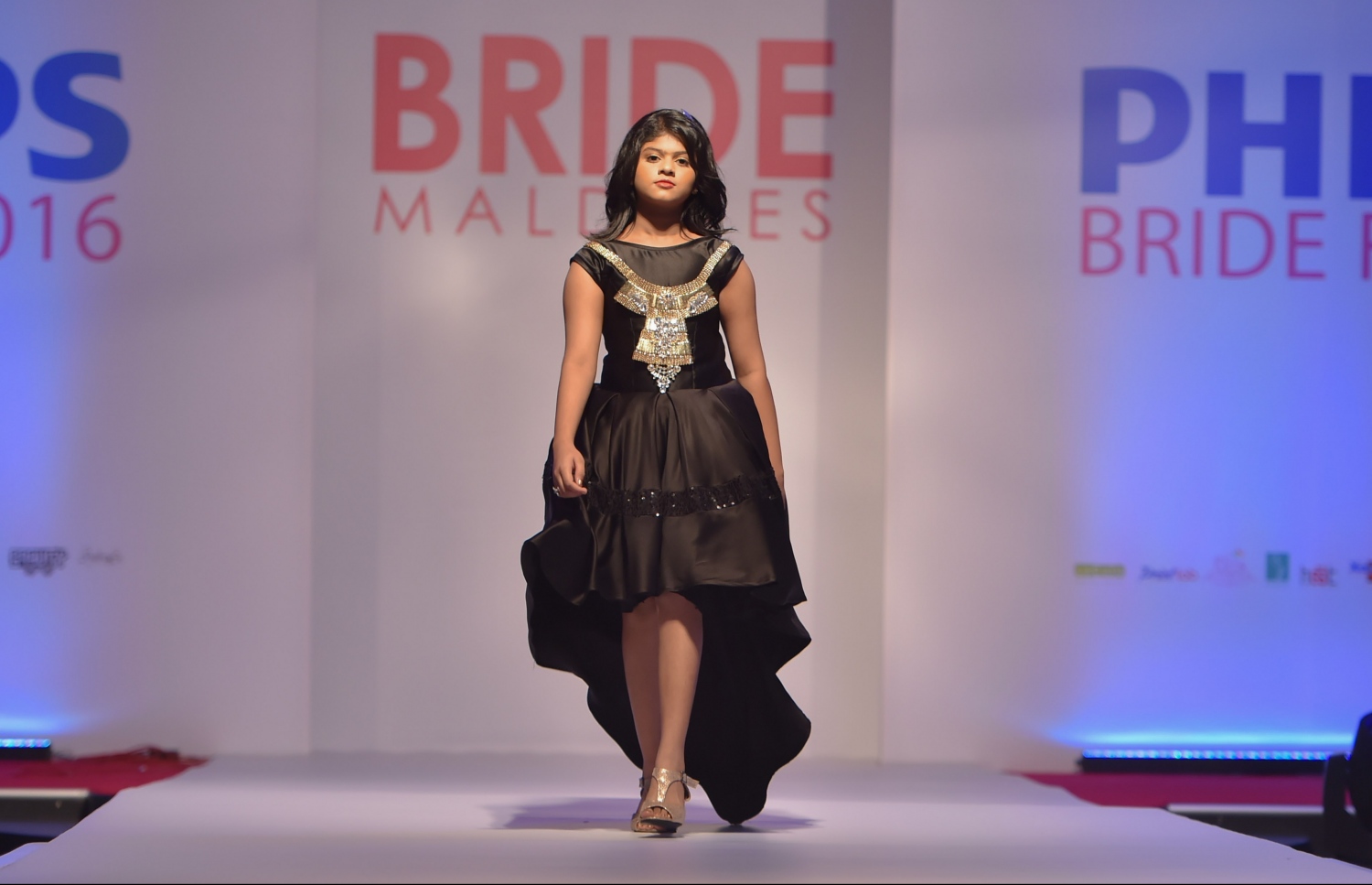 މާލެ: އޮކްޓޯބަރު 5، 2016- ބްރައިޑް މޯލްޑިވްސް އިން އިންތިޒާމްކޮށްގެން ރާއްޖޭގައި ބާއްވާ މި އަހަރުގެ ބްރައިޑް ފެއާ ހުޅުވުމުގެ ހަފުލާގައި ހެދުމެއްގެ ޑިޒައިން ދައްކާލަނީ: ރާއްޖޭގެ ފެޝަން ދާއިރާގެ އެންމެ ފަހުގެ އުފެއްދުންތައް އާންމުންނަށް ދައްކައިލުމަށް ބާއްވާ މި ފެއާގައި 29 ސްޓޯލް އެބަހުރި. ފެއާ އޮންނާނީ އޮކްޓޯބަރު 8، 2016 ވަނަ ދުވަހުގެ ރެއާ ހަމައަށް ދަރުބާރުގޭގައި.--- ފޮޓޯ: މުހައްމަދު ޝަރުހާން/ މިހާރު