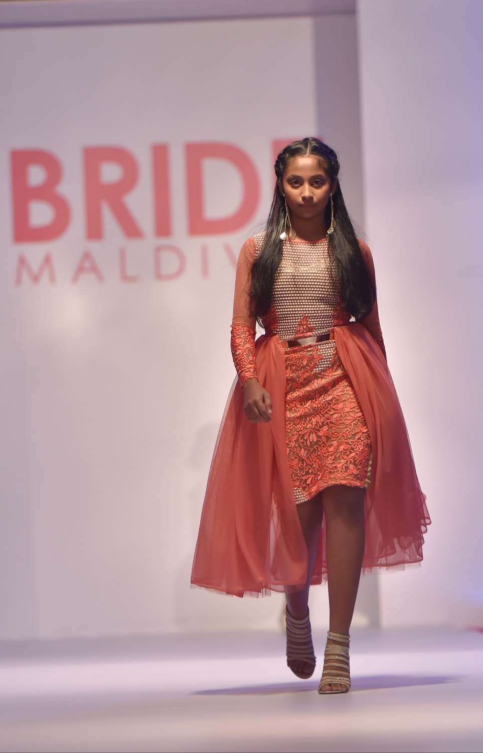 މާލެ: އޮކްޓޯބަރު 5، 2016- ބްރައިޑް މޯލްޑިވްސް އިން އިންތިޒާމްކޮށްގެން ރާއްޖޭގައި ބާއްވާ މި އަހަރުގެ ބްރައިޑް ފެއާ ހުޅުވުމުގެ ހަފުލާގައި ހެދުމެއްގެ ޑިޒައިން ދައްކާލަނީ: ރާއްޖޭގެ ފެޝަން ދާއިރާގެ އެންމެ ފަހުގެ އުފެއްދުންތައް އާންމުންނަށް ދައްކައިލުމަށް ބާއްވާ މި ފެއާގައި 29 ސްޓޯލް އެބަހުރި. ފެއާ އޮންނާނީ އޮކްޓޯބަރު 8، 2016 ވަނަ ދުވަހުގެ ރެއާ ހަމައަށް ދަރުބާރުގޭގައި.--- ފޮޓޯ: މުހައްމަދު ޝަރުހާން/ މިހާރު