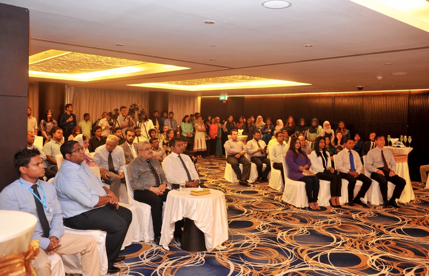 މާލެ: އޮކްޓޯބަރު 5، 2016: ތަރައްގީއާ ބެހޭ އދ.ގެ ޖަމިއްޔާ ޔޫއެންޑީޕީ އަށް 50 އަހަރު ފުރުން ފާހަގަ ކުރުމަށް ހޮޓެލް ޖެންގައި ބޭއްވި ރަސްމިއްޔާތުގައި، ނައިބު ރައީސް ޖިހާދާއި ސަރުކާރު އަދި ޔޫއެންޑީޕީގެ އިސްބޭފުޅުން.-- ފޮޓޯ: ރައީސް އޮފީސް