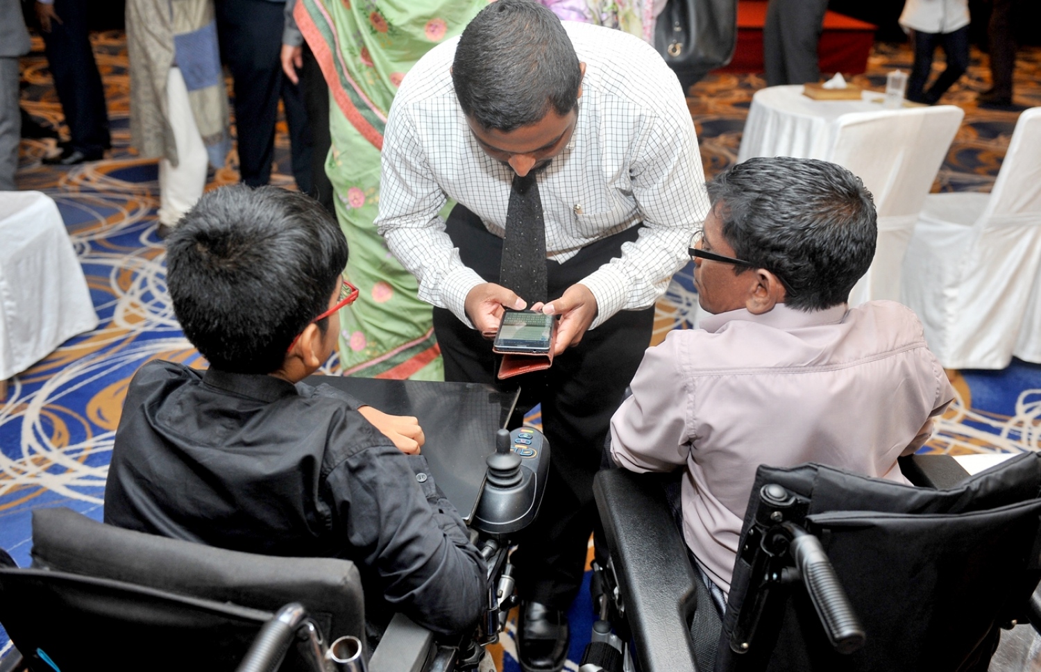 މާލެ: އޮކްޓޯބަރު 5، 2016: ތަރައްގީއާ ބެހޭ އދ.ގެ ޖަމިއްޔާ ޔޫއެންޑީޕީ އަށް 50 އަހަރު ފުރުން ފާހަގަ ކުރުމަށް ހޮޓެލް ޖެންގައި ބޭއްވި ރަސްމިއްޔާތުގައި ބައިވެރިވި ނުކުޅެދުންތެރިކަން ހުންނަ މީހަކާއި ކުއްޖަކަށް މީހަކު ފޯނުން އެއްޗެއް ދައްކާލަނީ.-- ފޮޓޯ: ރައީސް އޮފީސް