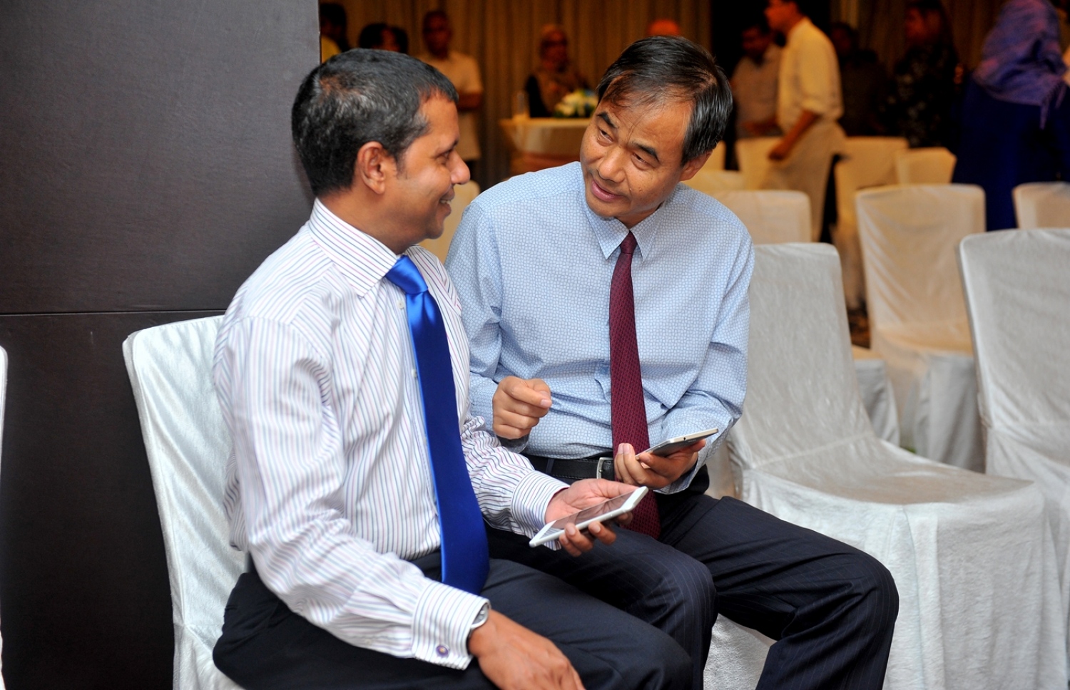 މާލެ: އޮކްޓޯބަރު 5، 2016: ތަރައްގީއާ ބެހޭ އދ.ގެ ޖަމިއްޔާ ޔޫއެންޑީޕީ އަށް 50 އަހަރު ފުރުން ފާހަގަ ކުރުމަށް ހޮޓެލް ޖެންގައި ބޭއްވި ރަސްމިއްޔާތުގައި، ރާއްޖޭގައި ހުންނަވާ ޗައިނާ ސަފީރު (ކ) އަދި ރާއްޖޭގެ ފޮރިން ސެކްރެޓަރީ އަލީ ނަސީރު ވާހަކަ ދައްކަވާލައްވަނީ.---ފޮޓޯ: ރައީސް އޮފީސް