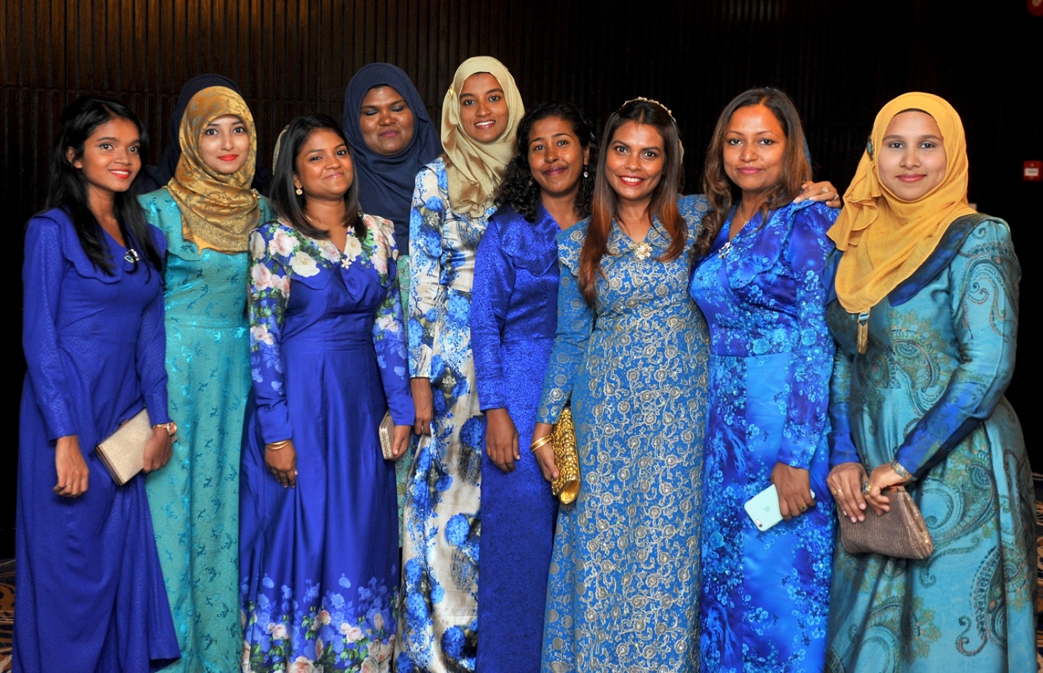 މާލެ: އޮކްޓޯބަރު 5، 2016: ތަރައްގީއާ ބެހޭ އދ.ގެ ޖަމިއްޔާ ޔޫއެންޑީޕީ އަށް 50 އަހަރު ފުރުން ފާހަގަ ކުރުމަށް ހޮޓެލް ޖެންގައި ބޭއްވި ރަސްމިއްޔާތުގައި، ޔޫއެންޑީޕީގެ މުވައްޒަފުންތަކެއް ފޮޓޯއަކަށް ހުއްޓިލައިގެން-- ފޮޓޯ: ރައީސް އޮފީސް