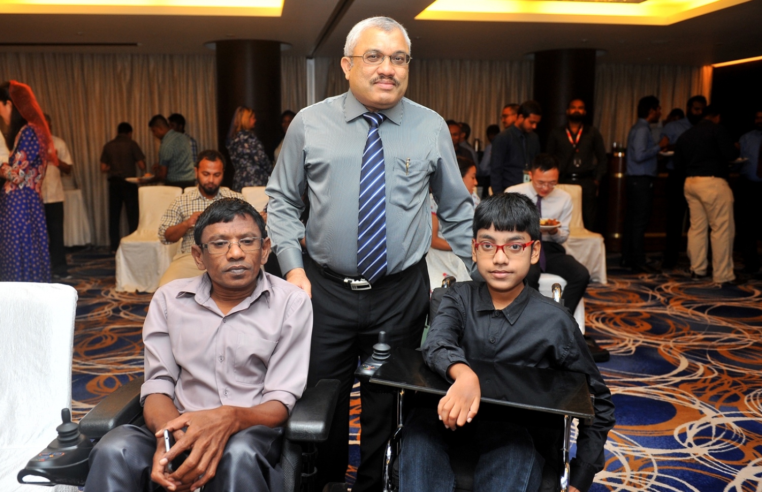 މާލެ: އޮކްޓޯބަރު 5، 2016: ތަރައްގީއާ ބެހޭ އދ.ގެ ޖަމިއްޔާ ޔޫއެންޑީޕީ އަށް 50 އަހަރު ފުރުން ފާހަގަ ކުރުމަށް ހޮޓެލް ޖެންގައި ބޭއްވި ރަސްމިއްޔާތުގައި، ނައިބު ރައީސް ޖިހާދު (މ)، ނުކުޅެދުންތެރިކަން ހުންނަ ކުއްޖަކާއި މީހަކާއެކު ފޮޓޯއެއް ނަންގަވަނީ.---ފޮޓޯ: ރައީސް އޮފީސް