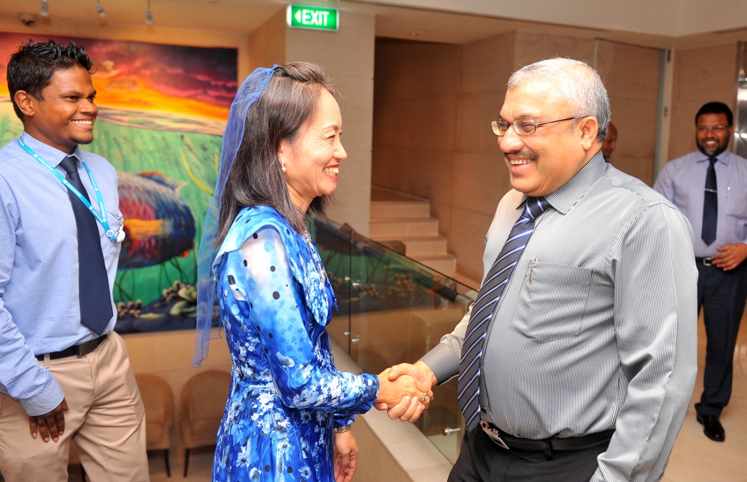 މާލެ: އޮކްޓޯބަރު 5، 2016: ތަރައްގީއާ ބެހޭ އދ.ގެ ޖަމިއްޔާ ޔޫއެންޑީޕީ އަށް 50 އަހަރު ފުރުން ފާހަގަ ކުރުމަށް ހޮޓެލް ޖެންގައި ބޭއްވި ރަސްމިއްޔާތުގައި، ޔޫއެންޑީޕީން ރާއްޖެއަށް ކަނޑައަޅާފައި ހުންނަ މަންދޫބު ނޯޑާއާ(ވ2)، ނައިބު ރައީސް ޖިހާދާ ސަލާމް ކުރައްވަނީ.-- ފޮޓޯ: ރައީސް އޮފީސް