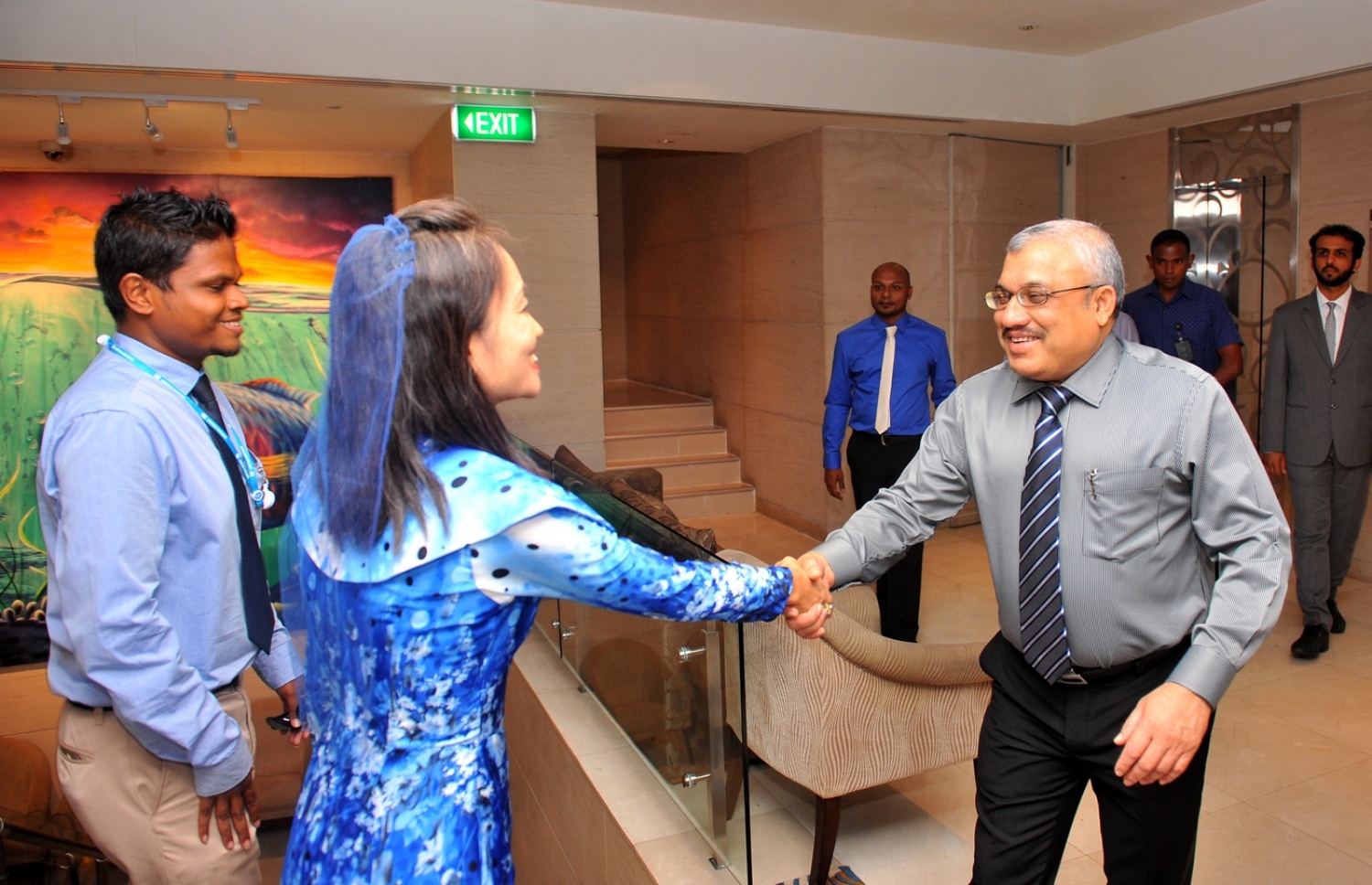 މާލެ: އޮކްޓޯބަރު 5، 2016: ތަރައްގީއާ ބެހޭ އދ.ގެ ޖަމިއްޔާ ޔޫއެންޑީޕީ އަށް 50 އަހަރު ފުރުން ފާހަގަ ކުރުމަށް ހޮޓެލް ޖެންގައި ބޭއްވި ރަސްމިއްޔާތުގައި، ޔޫއެންޑީޕީން ރާއްޖެއަށް ކަނޑައަޅުއްވާފާ ހުންނަ މަންދޫބު ނޯޑާއާ(ވ-2)، ނައިބު ރައީސް ޖިހާދަށް މަރުހަބާ ވިދާޅުވަނީ.-- ފޮޓޯ: ރައީސް އޮފީސް