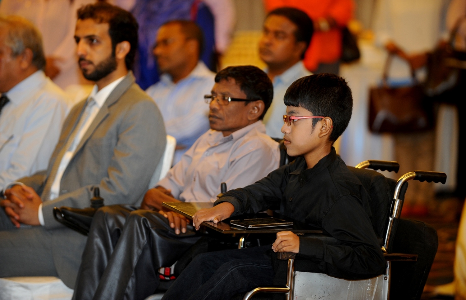 މާލެ: އޮކްޓޯބަރު 5، 2016: ތަރައްގީއާ ބެހޭ އދ.ގެ ޖަމިއްޔާ ޔޫއެންޑީޕީ އަށް 50 އަހަރު ފުރުން ފާހަގަ ކުރުމަށް ހޮޓެލް ޖެންގައި ބޭއްވި ރަސްމިއްޔާތުގައި، ނުކުޅެދުންތެރިކަން ހުންނަ ކުއްޖަކާއި މީހަކު ބައިވެރިވަނީ.-- ފޮޓޯ: ރައީސް އޮފީސް