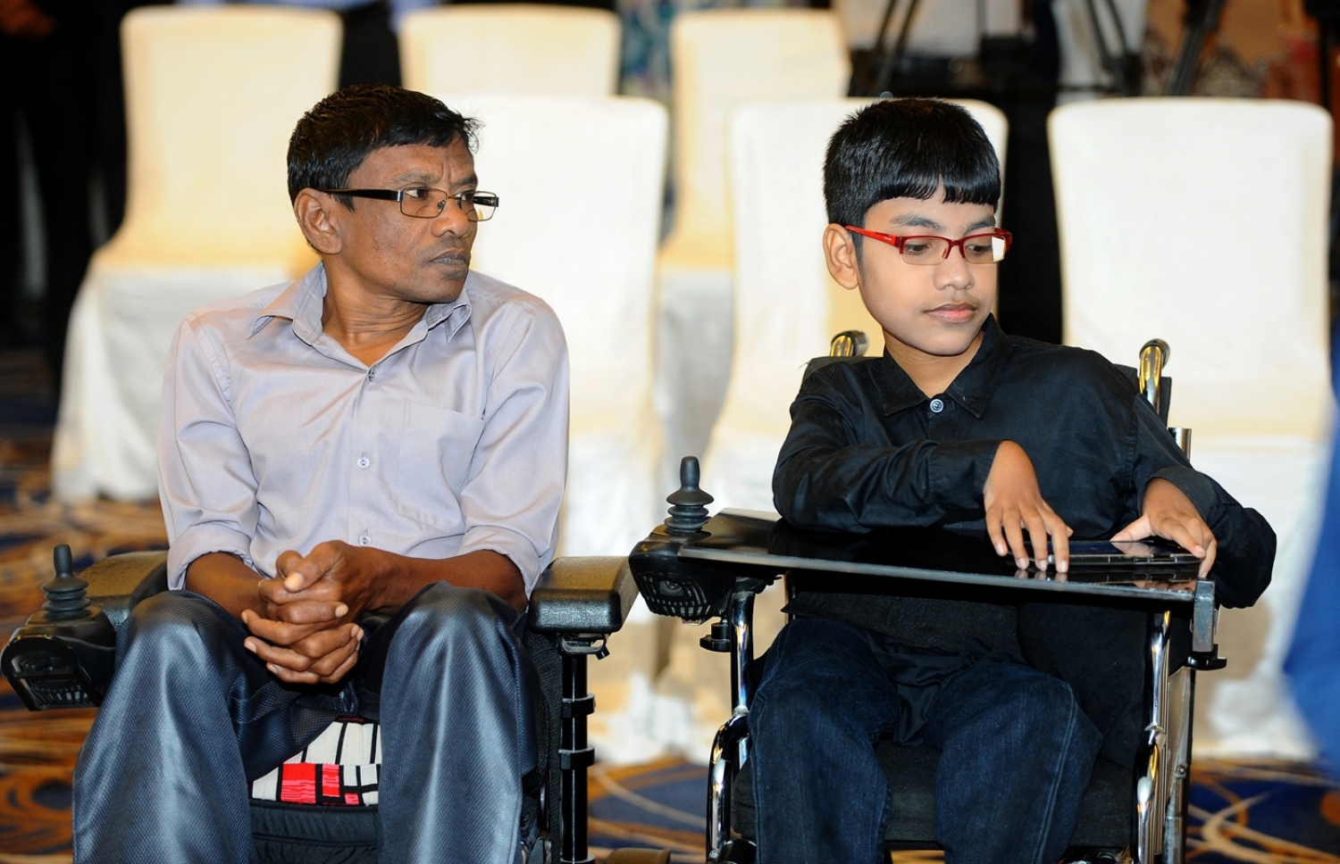 މާލެ: އޮކްޓޯބަރު 5، 2016: ތަރައްގީއާ ބެހޭ އދ.ގެ ޖަމިއްޔާ ޔޫއެންޑީޕީ އަށް 50 އަހަރު ފުރުން ފާހަގަ ކުރުމަށް ހޮޓެލް ޖެންގައި ބޭއްވި ރަސްމިއްޔާތުގައި، ނުކުޅެދުންތެރިކަން ހުންނަ ކުއްޖަކާއި މީހަކު ބައިވެރިވަނީ.-- ފޮޓޯ: ރައީސް އޮފީސް