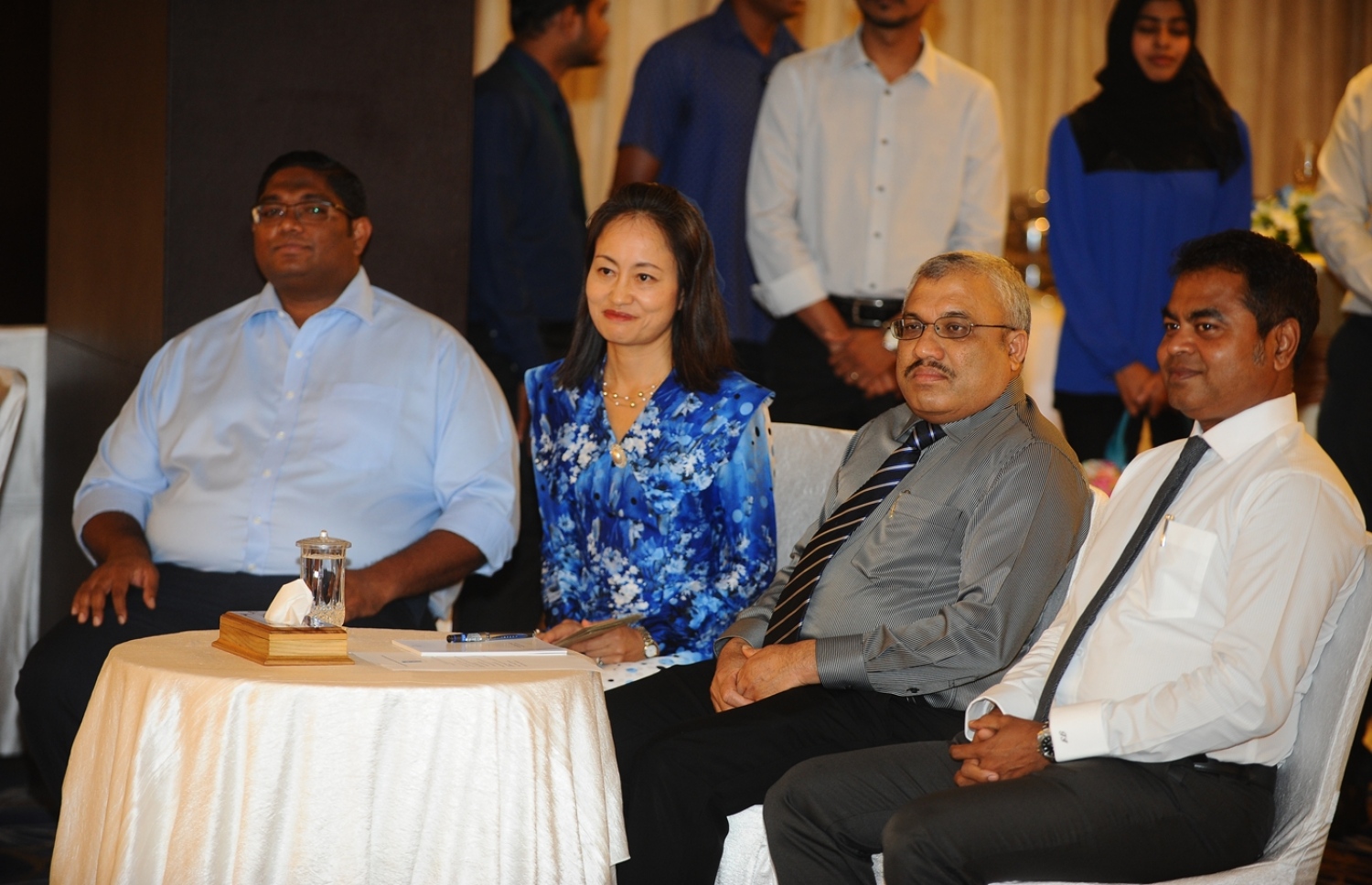 މާލެ: އޮކްޓޯބަރު 5، 2016: ތަރައްގީއާ ބެހޭ އދ.ގެ ޖަމިއްޔާ ޔޫއެންޑީޕީ އަށް 50 އަހަރު ފުރުން ފާހަގަ ކުރުމަށް ހޮޓެލް ޖެންގައި ބޭއްވި ރަސްމިއްޔާތުގައި ޔޫއެންޑީޕީން ރާއްޖެއަށް ކަނޑައަޅުއްވާފާ ހުންނަ މަންދޫބު ނޯޑާއާ(ވ-2)، ނައިބު ރައީސް ޖިހާދު(ކ-2)، ބަންޑާރަނައިބު އަނިލް(ވ) އަދި އެންވަޔަރްމެންޓް މިނިސްޓަރު ތޯރިގް(ކ) ބައިވެރިވެ ވަޑައިގަންނަވަނީ.-- ފޮޓޯ: ރައީސް އޮފީސް