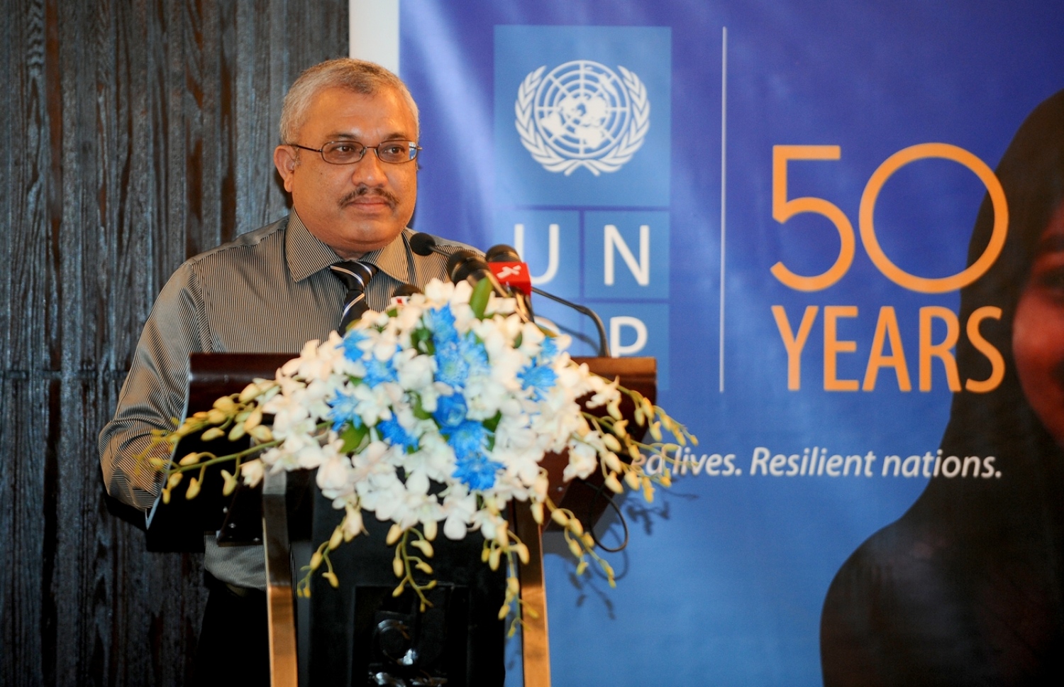 މާލެ: އޮކްޓޯބަރު 5، 2016: ތަރައްގީއާ ބެހޭ އދ.ގެ ޖަމިއްޔާ ޔޫއެންޑީޕީ އަށް 50 އަހަރު ފުރުން ފާހަގަ ކުރުމަށް ހޮޓެލް ޖެންގައި ބޭއްވި ރަސްމިއްޔާތުގައި ނައިބު ރައީސް އަބްދުﷲ ޖިހާދު ވާހަކަފުޅު ދައްކަވަނީ.-- ފޮޓޯ: ރައީސް އޮފީސް