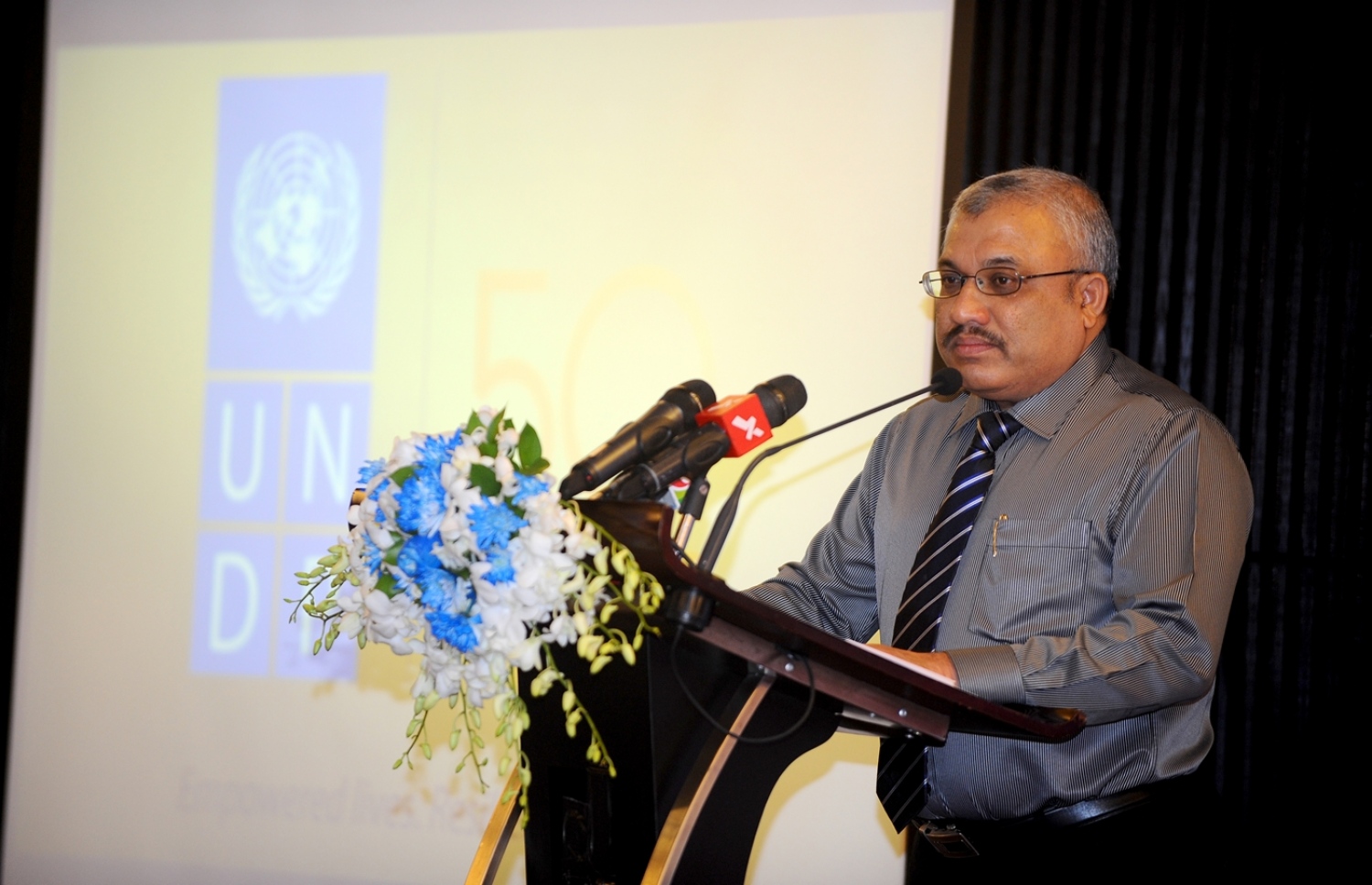 މާލެ: އޮކްޓޯބަރު 5، 2016- ތަރައްގީއާ ބެހޭ އދ.ގެ ޖަމިއްޔާ ޔޫއެންޑީޕީ އަށް 50 އަހަރު ފުރުން ފާހަގަ ކުރުމަށް ހޮޓެލް ޖެންގައި ބޭއްވި ރަސްމިއްޔާތުގައި ނައިބު ރައީސް އަބްދުﷲ ޖިހާދު ވާހަކަފުޅު ދައްކަވަނީ.-- ފޮޓޯ: ރައީސް އޮފީސް