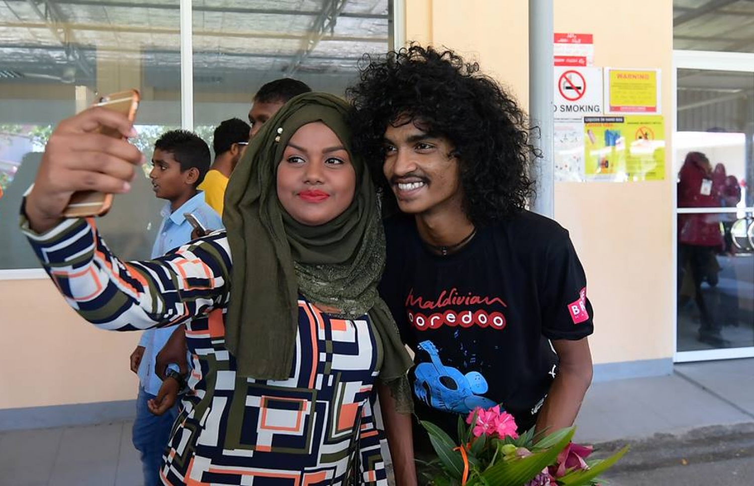 "ހަބޭސް" އިން ވަކިވި ލިޑް ވޯކަލިސްޓް މުސީ ފޭނަކާ އެކު ސެލްފީއެއް ނަގަނީ.