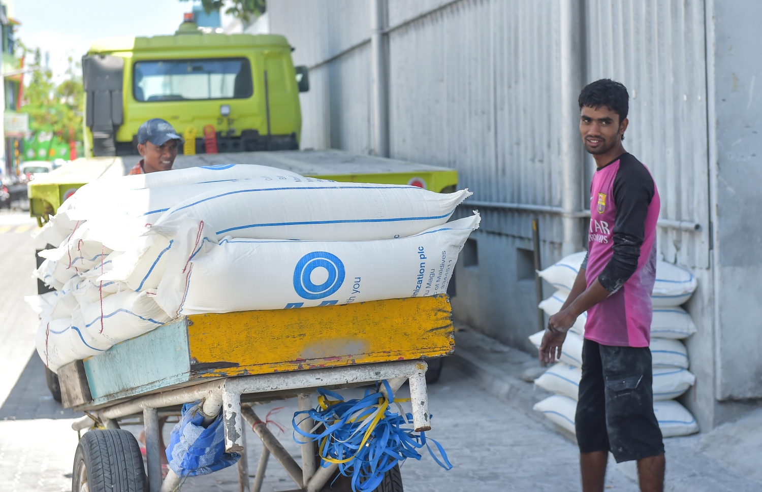 އެސްޓީއޯގެ ގުދަނަކުން ފުށް ބަސްތާތަކެއް ނެރެނީ: ކާޑުގެ ސަބްސިޑީ ހޯދަން ކުރަން ޖެހޭ މަސައްކަތް ބޮޑު -- ފޮޓޯ: މުހައްމަދު ޝަރުހާން/ މިހާރު