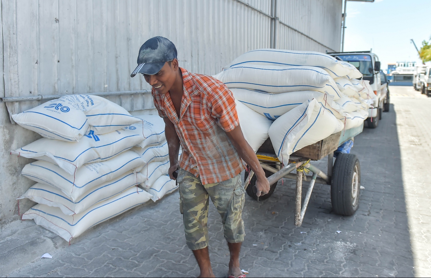 އެސްޓީއޯ ކާޑު ގުދަނަކުން މީހަކު ފުއް ބަސްތާތަކެއް ގެންދަނީ: ރާއްޖޭގެ ހުރިހާ ހިސާބެއްގައި ވެސް ކާޑުގެ އަގު އެއްހަމަޔަކަށް ގެންނަން އެސްޓީއޯ އިން ވަނީ ނިންމާފައި --ފޮޓޯ:މިހާރު