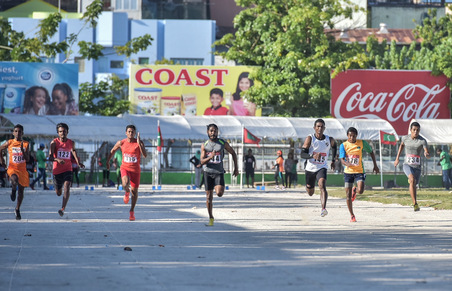 100 މީޓަރު ދުވުމުގެ ދެ ވަނަ ހީޓުގައި ބައިވެރިން ދުވަނީ. --ފޮޓޯ: ނިޝާން އަލީ/ މިހާރު