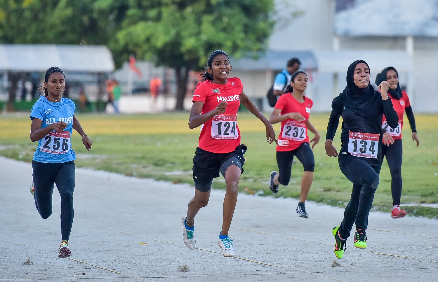 ނަޝާ (ކ) 100 މީޓަރު ރޭސް ނިންމާއިރު ދެ ވަނަ ހޯދި އަފާ (ވ-2) އަދި ތިން ވަނަ ހޯދި މިރުފަތު (ވ) ކައިރީގައި. --ފޮޓޯ: ނިޝާން އަލީ/ މިހާރު