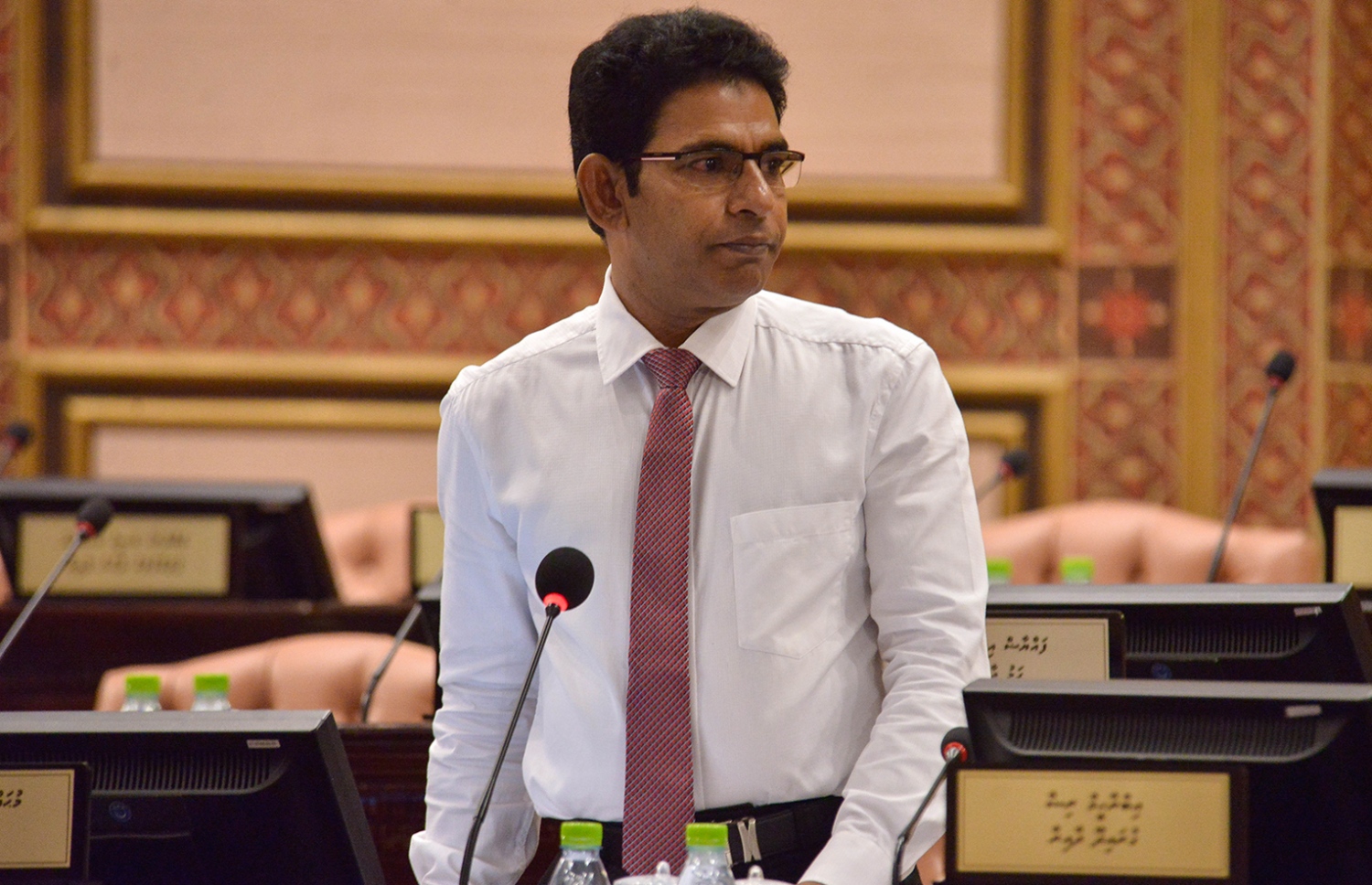 ރައްޔިތުންގެ މަޖިލިހުގެ ޖަލްސާއެއްގައި ވައްޑެ ވާހަކަ ދައްކަވަނީ: ހުންނެވީ މައުމޫންގެ ފެކްޝަންގައި.---ފޮޓޯ: މަޖިލިސް