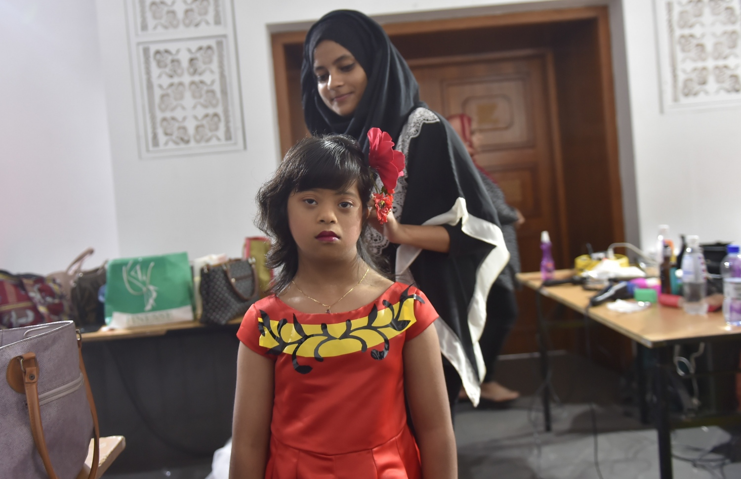 ބްރައިޑް ފެއާގައި މޮޑެލްކުރި، ޑައުންސް ސިންޑްރޮމް ހުންނަ ޒާނާ އަލީ ޝަރީފް ރަންވޭ އަށް ނިކުންނަށް ތައްޔާރުކުރަނީ. --- ފޮޓޯ: މުހައްމަދު ޝަރުހާން/ މިހާރު