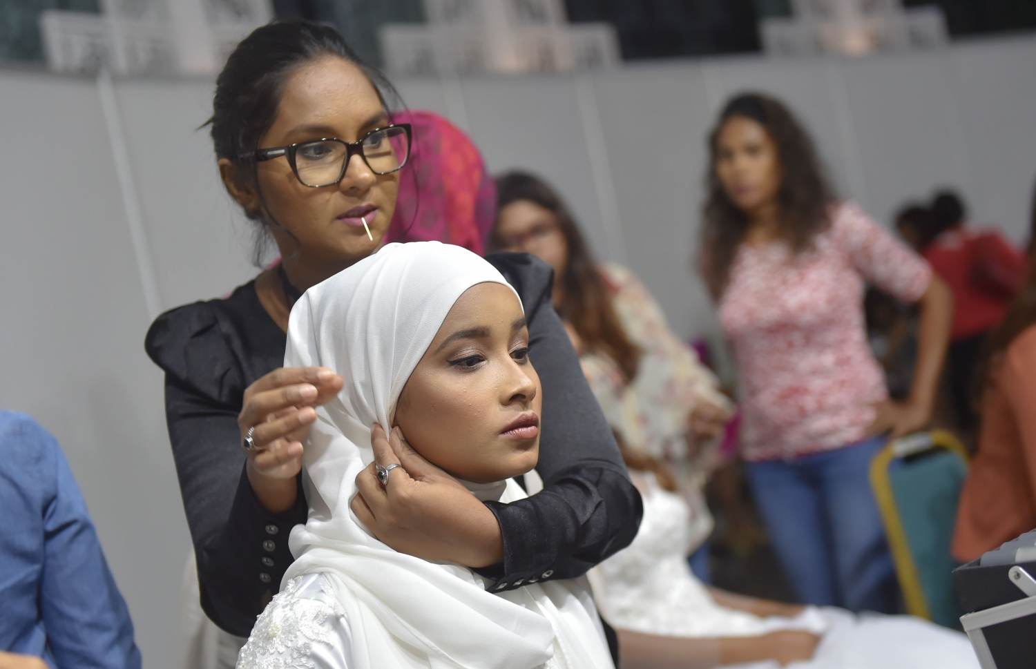 ބްރައިޑް ފެއާގައި ޑިޒައިނަރެއްގެ ހުށަހެޅުންތައް ދައްކާލުމަށް ހެދުން އަޅައި ތައްޔާރުވަނީ. --- ފޮޓޯ: މުހައްމަދު ޝަރުހާން/ މިހާރު