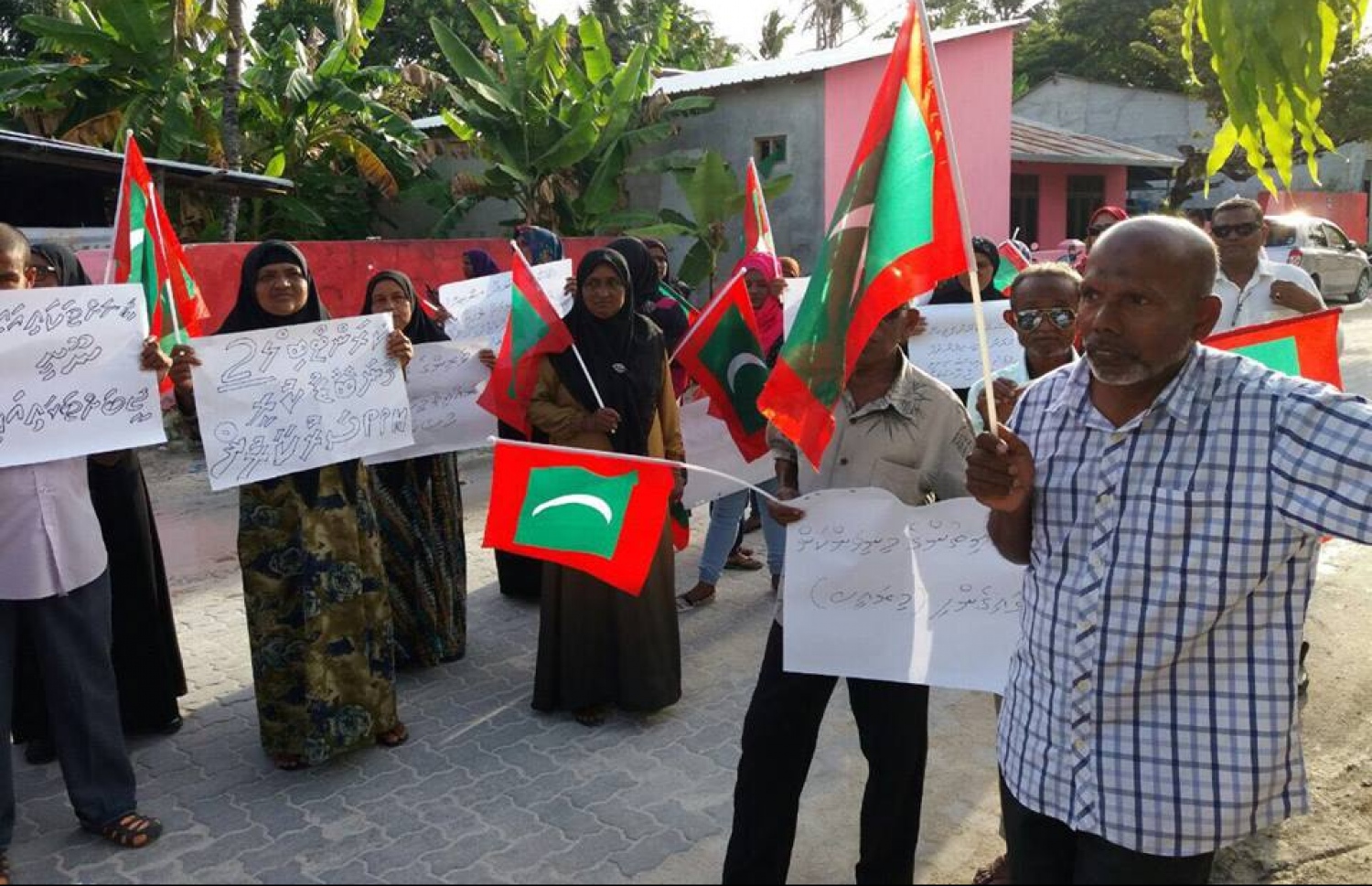 ކާޑުގެ އަގަށް ގެނައި ބަދަލުން ރައްޔިތުންނަށް ނިކަމެތިކަން ލިބިފައިވާ ކަމަށް ބުނެ ގއ. ވިލިނގިލީގައި މުޒާހަރާކުރަނީ.