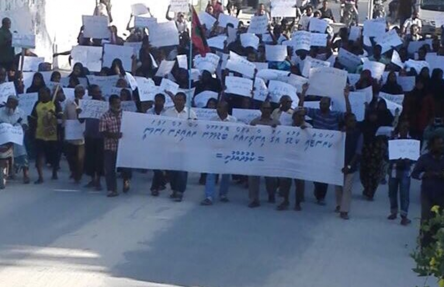 ކާޑުގެ އަގު ބޮޑުކުރުމުން ހދ. ކުޅުދުއްފުށީގައި މުޒާހަރާކުރަނީ.