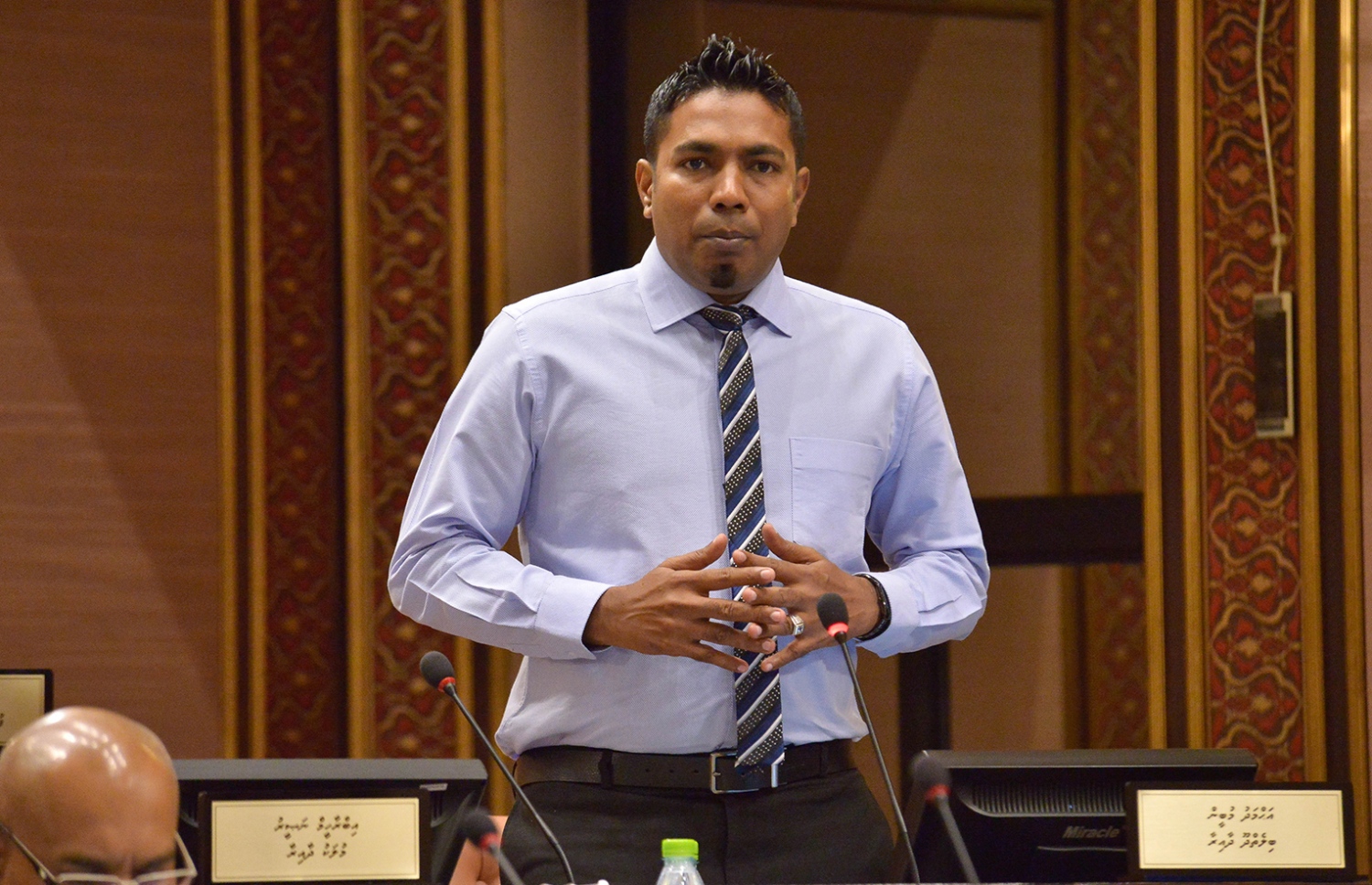 ފ. ބިލެތްދޫ ދާއިރާގެ މެމްބަރު އަހުމަދު މުބީން ރައްޔިތުންގެ މަޖިލިހުގެ ޖަލްސާއެއްގައި ވާހަކަ ދައްކަވަނީ.---ފޮޓޯ: މަޖިލިސް