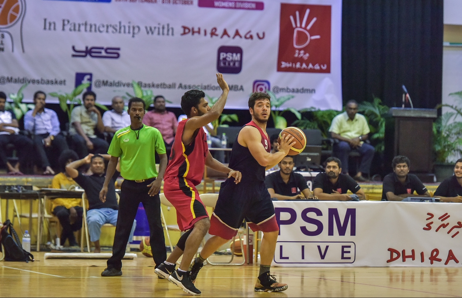 ގައުމީ ބާސްކެޓްބޯޅަ މުބާރާތުގެ ފައިނަލުގައި ޓީރެކްސް އާއި ބައުސް ކުޅުނު މެޗުގެ ތެރެއިން.-- ފޮޓޯ: ނިޝާން އަލީ/ މިހާރު