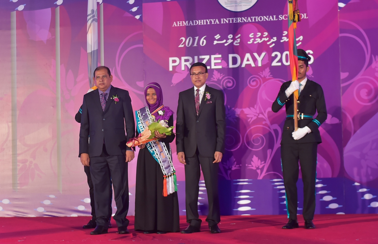 މާލެ: އޮކްޓޯބަރު 8، 2016- އަހުމަދިއްޔާ އިންޓަނޭޝަނަލް ސްކޫލުން މިދިޔަ އަހަރު ހަޔާ ސެކަންޑަރީ ބައިން އެއްވަނަ ހޯދި ފާތިމަތު ނަޝާ އަލީ (މ)، ޖަލްސާގެ ޝަރަފުވެރި މެހުމާން އެޑިއުކޭޝަން މިނިސްޓްރީގެ ސްޓޭޓް މިނިސްޓަރު އަބްދުﷲ ނަޒީރު އަދި ސްކޫލުގެ ޕްރިންސިޕަލް މުހައްމަދު ރަޝީދާއެކު ފޮޓޯއަކަށް ހުއްޓިގެން: އެ ސްކޫލުގެ ހަޔަ ސެކަންޑްރީ ބައިގެ މިިދިޔަ އަހަރުގެ އެއްވަނަ ދަރިވަރަކީ އާމިނަތު ރިފްޒާ.---ފޮޓޯ: މުހައްމަދު ޝަރުހާން/މިހާރު