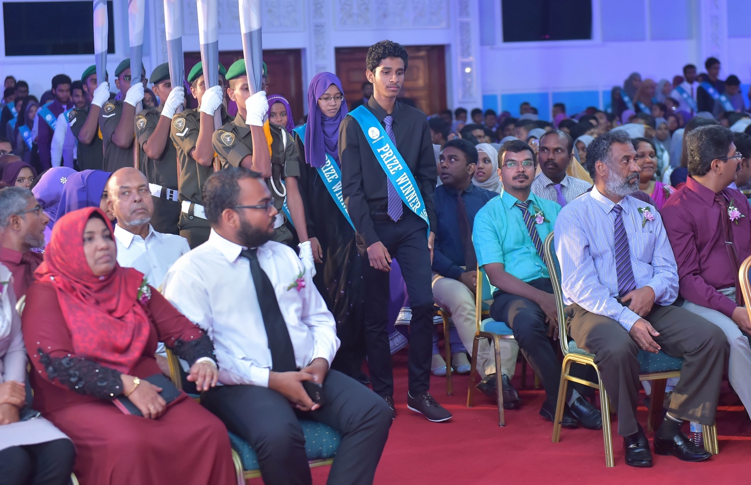 މާލެ: އޮކްޓޯބަރު 8، 2016- އަހުމަދިއްޔާ އިންޓަނޭޝަނަލް ސްކޫލުގެ އިނާމު ދިނުމަށް ބޭއްވި ޖަލްސާގައި، އިނާމާ ހަވާލުވުމަށް ދަރިވަރަކު ސްޓޭޖަށް އަރަނީ: އެ ސްކޫލުން މިދިޔަ އަހަރު ސެކަންޑަރީ ބައިން އެއްވަނަ ހޯދީ ފާތިމަތު ނަޝާ އަލީ އަދި ހަޔަ ސެކަންޑަރީ ބައިގެ އެއްވަނަ ދަރިވަރަކީ އާމިނަތު ރިފްޒާ.---ފޮޓޯ: މުހައްމަދު ޝަރުހާން/މިހާރު