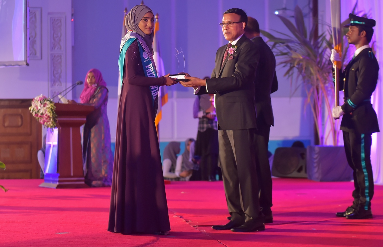 އަހުމަދިއްޔާ އިންޓަނޭޝަނަލް ސްކޫލުގެ އިނާމު ދިނުމުގެ ހަފުލާފައި ހަޔަ ސެކަންޑްރީ ބައިން އެއްވަނަ ހޯދި ރިފްޒާއަށް، ޝަރަފުވެރި މެހެމާން ނަޒީރު އިނާމު ހަވާލުކޮށްދެއްވަނީ.-- ފޮޓޯ: މުހައްމަދު ޝަރުހާން/ މިހާރު