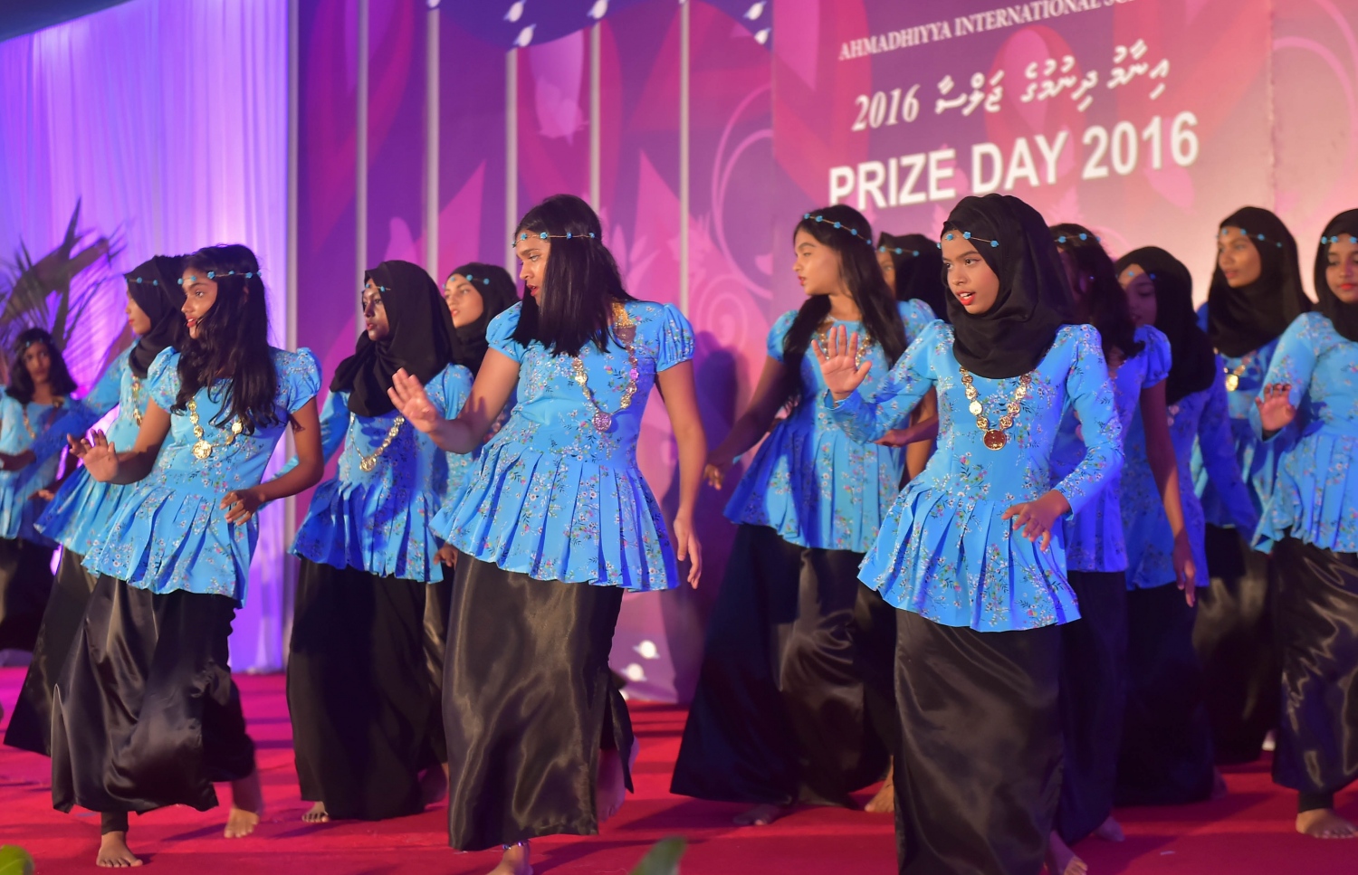 މާލެ: އޮކްޓޯބަރު 8، 2016- އަހުމަދިއްޔާ އިންޓަނޭޝަނަލް ސްކޫލުގެ އިނާމު ދިނުމަށް ބޭއްވި ޖަލްސާގައި، ދަރިވަރުންތަކެއް މުނިފޫހިފިލުވުމުގެ ހަރަކާތެއް ހުށަހަޅަނީ: އެ ސްކޫލުން މިދިޔަ އަހަރު ސެކަންޑަރީ ބައިން އެއްވަނަ ހޯދީ ފާތިމަތު ނަޝާ އަލީ އަދި ހަޔަ ސެކަންޑަރީ ބައިގެ އެއްވަނަ ދަރިވަރަކީ އާމިނަތު ރިފްޒާ.---ފޮޓޯ: މުހައްމަދު ޝަރުހާން/މިހާރު