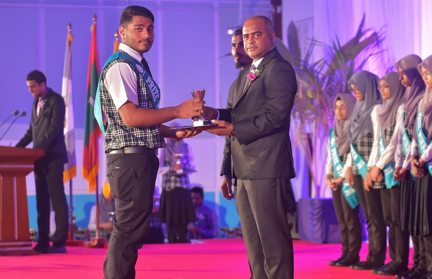 އަހުމަދިއްޔާ ސްކޫލުގެ އިންޓަނޭޝަނަލް އިނާމު ދިނުމުގެ ހަފުލާފައި އިނާމު ހާސިލްކުރި ދަރިވަރަކަށް، އެއާޕޯޓު ކުންފުނީގެ އެމްޑީ އާދިލް އިނާމު ހަވާލުކޮށްދެއްވަނީ.-- ފޮޓޯ: މުހައްމަދު ޝަރުހާން/ މިހާރު