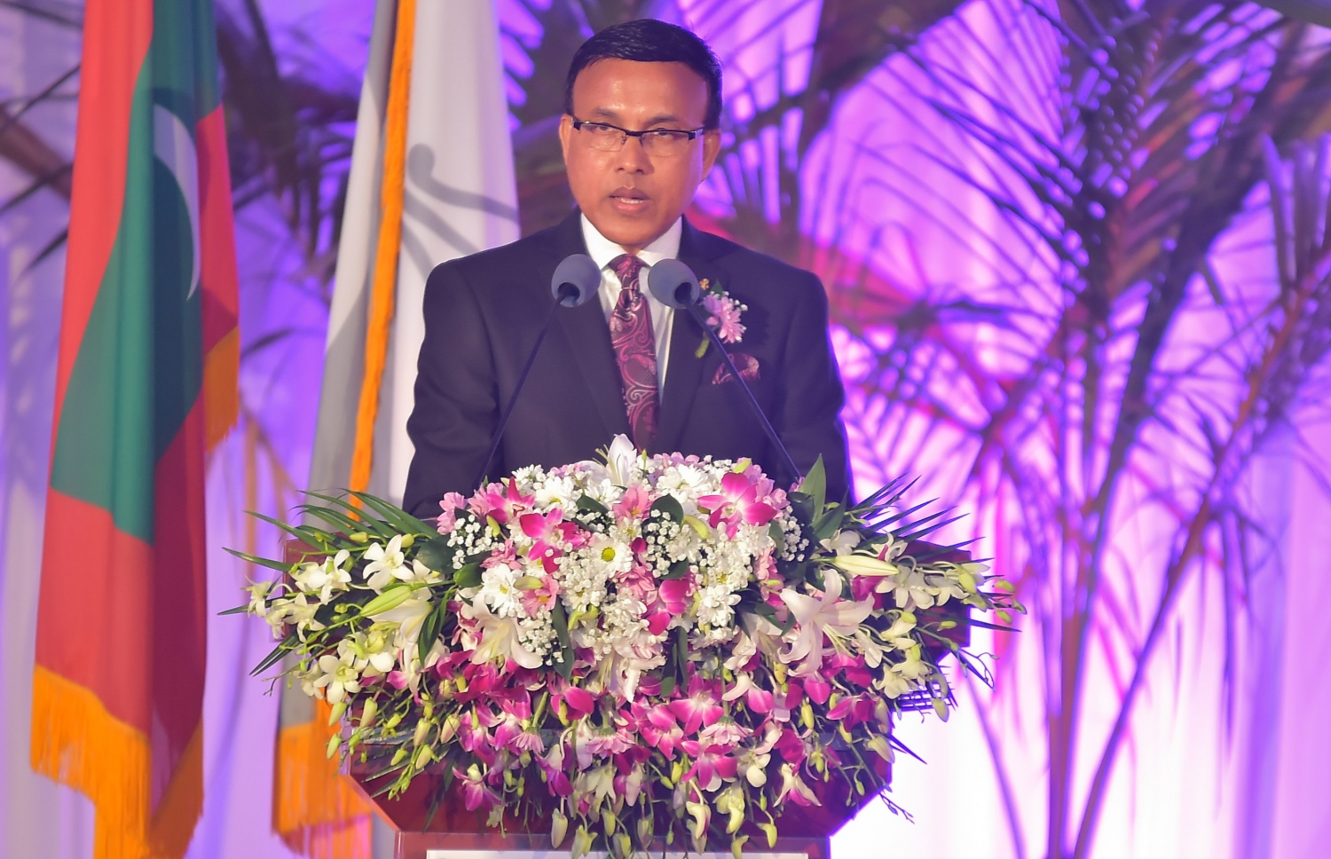 އަހުމަދިއްޔާ އިންޓަނޭޝަނަލް ސްކޫލުގެ އިނާމު ދިނުމުގެ ހަފުލާގައި އެޑިއުކޭޝަން މިނިސްޓްރީގެ ސްޓޭޓް  މިނިސްޓަރު ނަޒީރު ވާހަކަދައްކަވަނީ.-- ފޮޓޯ: މުހައްމަދު ޝަރުހާން/ މިހާރު