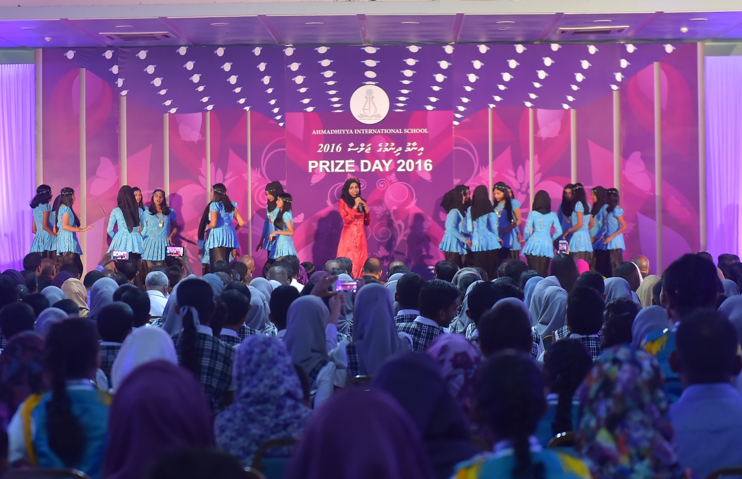 މާލެ: އޮކްޓޯބަރު 8، 2016- އަހުމަދިއްޔާ އިންޓަނޭޝަނަލް ސްކޫލުގެ އިނާމު ދިނުމަށް ބޭއްވި ޖަލްސާގައި، ދަރިވަރުންތަކެއް މުނިފޫހިފިލުވުމުގެ ހަރަކާތެއް ހުށަހަޅަނީ: އެ ސްކޫލުން މިދިޔަ އަހަރު ސެކަންޑަރީ ބައިން އެއްވަނަ ހޯދީ ފާތިމަތު ނަޝާ އަލީ އަދި ހަޔަ ސެކަންޑްރީ ބައިގެ އެއްވަނަ ދަރިވަރަކީ އާމިނަތު ރިފްޒާ.---ފޮޓޯ: މުހައްމަދު ޝަރުހާން/މިހާރު