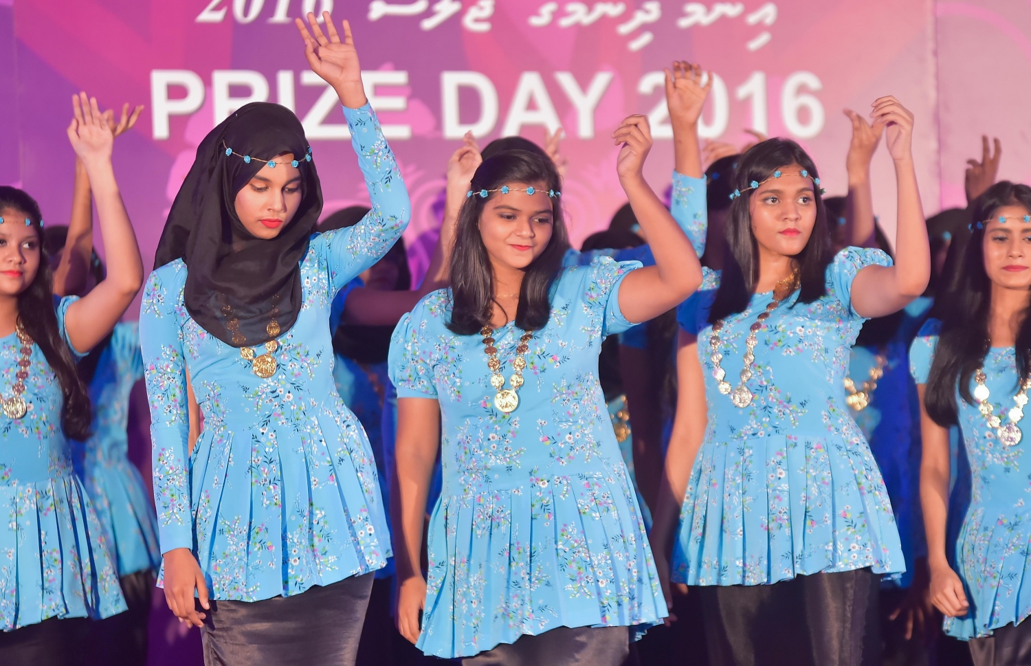 މާލެ: އޮކްޓޯބަރު 8، 2016- އަހުމަދިއްޔާ އިންޓަނޭޝަނަލް ސްކޫލުގެ އިނާމު ދިނުމަށް ބޭއްވި ޖަލްސާގައި، ދަރިވަރުންތަކެއް މުނިފޫހިފިލުވުމުގެ ހަރަކާތެއް ހުށަހަޅަނީ: އެ ސްކޫލުން މިދިޔަ އަހަރު ސެކަންޑަރީ ބައިން އެއްވަނަ ހޯދީ ފާތިމަތު ނަޝާ އަލީ އަދި ހަޔަ ސެކަންޑަރީ ބައިގެ އެއްވަނަ ދަރިވަރަކީ އާމިނަތު ރިފްޒާ.---ފޮޓޯ: މުހައްމަދު ޝަރުހާން/މިހާރު