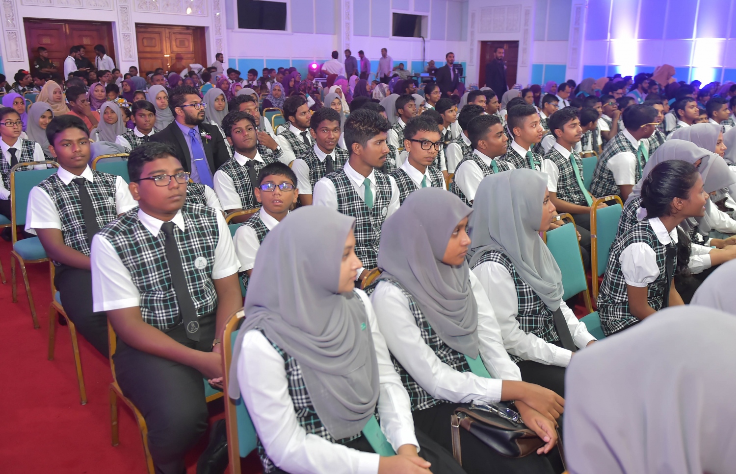 މާލެ: އޮކްޓޯބަރު 8، 2016- އަހުމަދިއްޔާ އިންޓަނޭޝަނަލް ސްކޫލުގެ އިނާމު ދިނުމަށް ބޭއްވި ޖަލްސާގައި، ދަރިވަރުންތަކެއް ބައިވެރިވަނީ: އެ ސްކޫލުން މިދިޔަ އަހަރު ސެކަންޑަރީ ބައިން އެއްވަނަ ހޯދީ ފާތިމަތު ނަޝާ އަލީ އަދި ހަޔަ ސެކަންޑްރީ ބައިގެ އެއްވަނަ ދަރިވަރަކީ އާމިނަތު ރިފްޒާ.---ފޮޓޯ: މުހައްމަދު ޝަރުހާން/މިހާރު