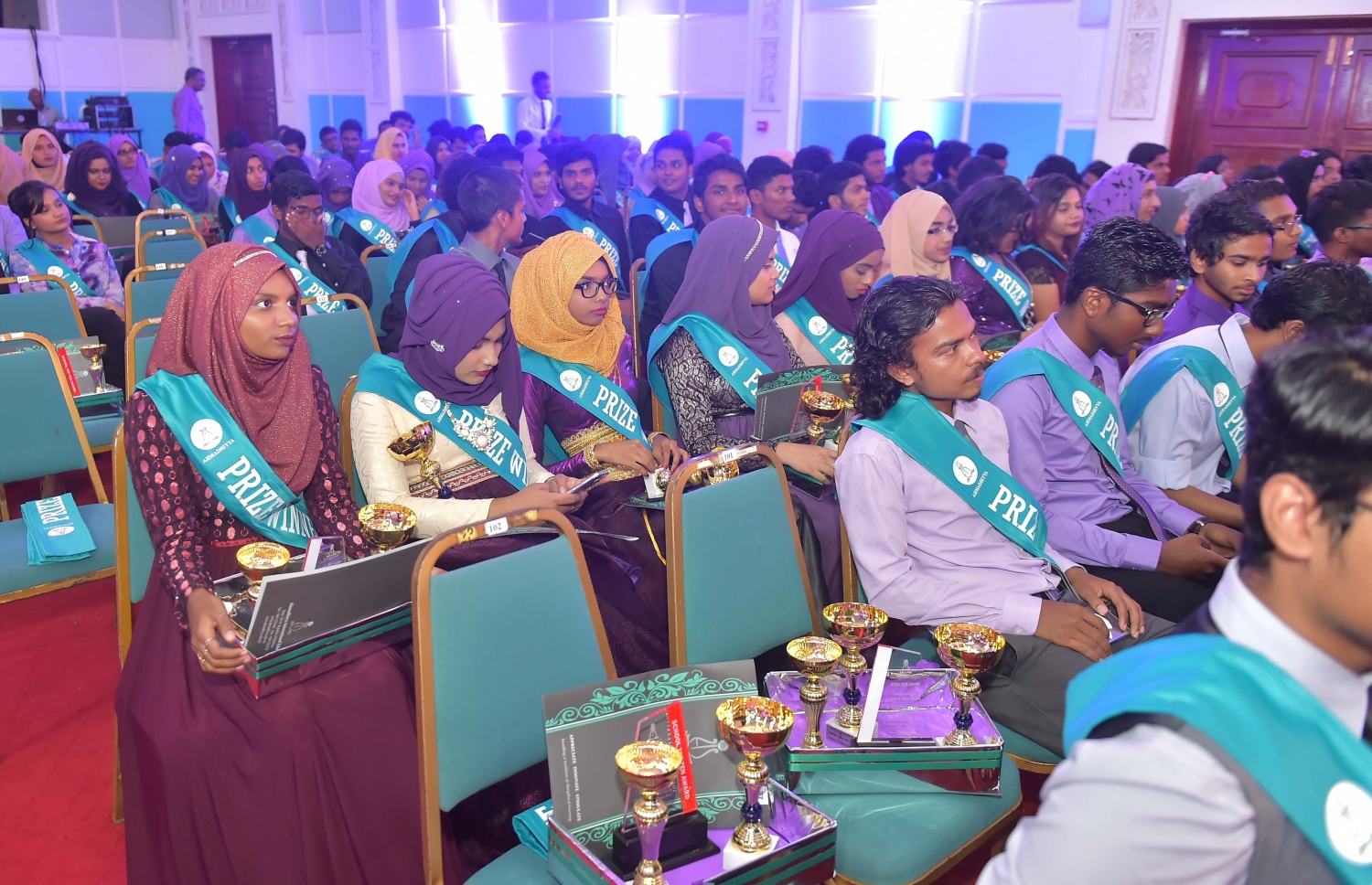 މާލެ: އޮކްޓޯބަރު 8، 2016- އަހުމަދިއްޔާ އިންޓަނޭޝަނަލް ސްކޫލުގެ އިނާމު ދިނުމަށް ބޭއްވި ޖަލްސާގައި، އިނާމު ލިބުނު ބައެއް ދަރިވަރުން: އެ ސްކޫލުން މިދިޔަ އަހަރު ސެކަންޑަރީ ބައިން އެއްވަނަ ހޯދީ ފާތިމަތު ނަޝާ އަލީ އަދި ހަޔަ ސެކަންޑްރީ ބައިގެ އެއްވަނަ ދަރިވަރަކީ އާމިނަތު ރިފްޒާ.---ފޮޓޯ: މުހައްމަދު ޝަރުހާން/މިހާރު