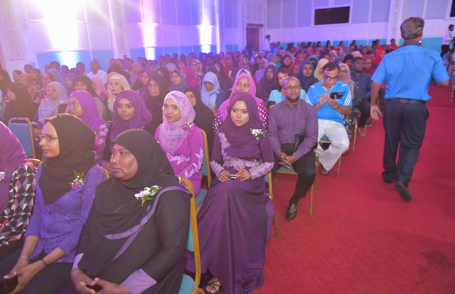 މާލެ: އޮކްޓޯބަރު 8، 2016- އަހުމަދިއްޔާ އިންޓަނޭޝަނަލް ސްކޫލުގެ އަހަރީ ދިނުމުގެ ޖަލްސާގައި ބެލެނިވެރިން: އެ ސްކޫލުން މިދިޔަ އަހަރު ސެކަންޑަރީ ބައިން އެއްވަނަ ހޯދީ ފާތިމަތު ނަޝާ އަލީ އަދި ހަޔަ ސެކަންޑްރީ ބައިގެ އެއްވަނަ ދަރިވަރަކީ އާމިނަތު ރިފްޒާ.---ފޮޓޯ: މުހައްމަދު ޝަރުހާން/މިހާރު