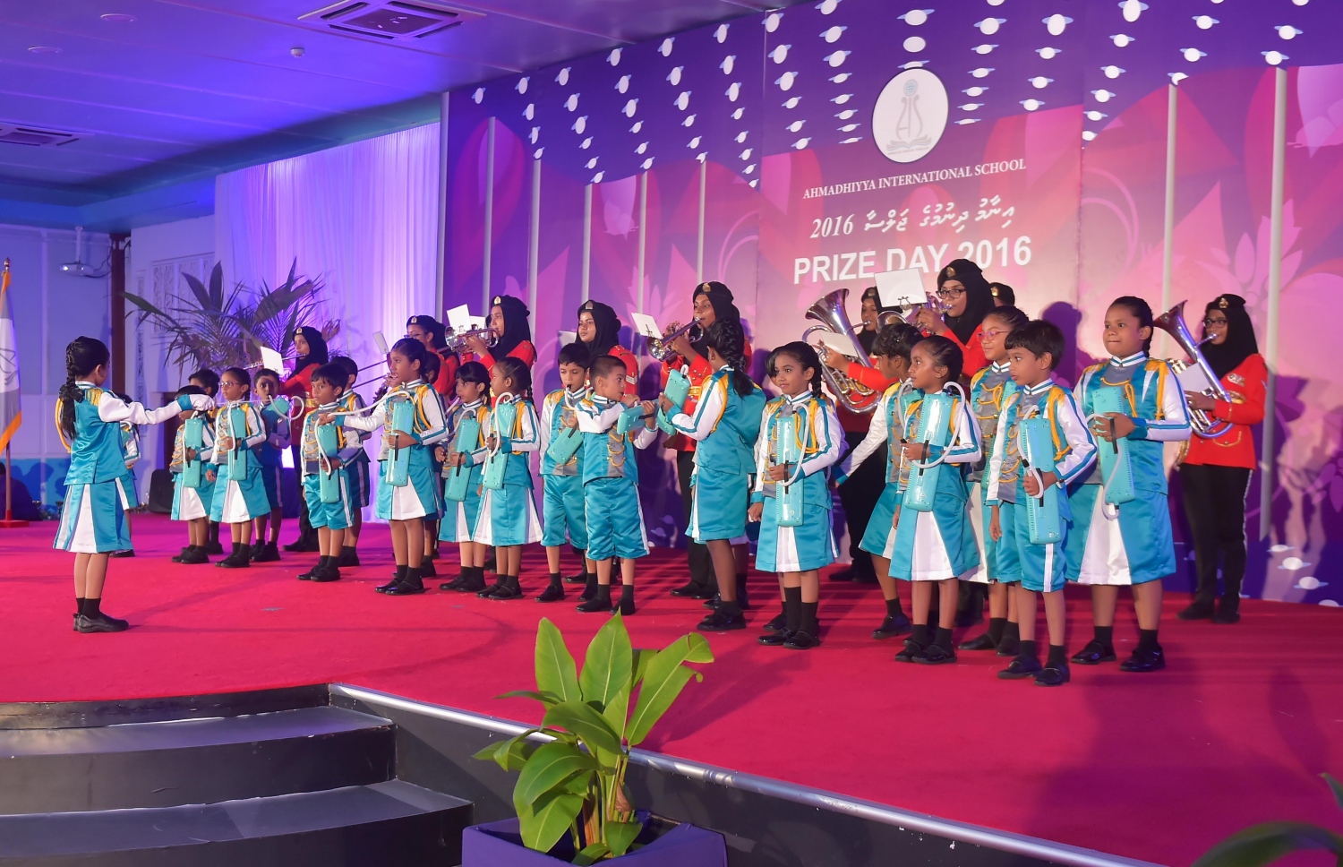 މާލެ: އޮކްޓޯބަރު 8، 2016- އަހުމަދިއްޔާ އިންޓަނޭޝަނަލް ސްކޫލުގެ އިނާމު ދިނުމުގެ ހަފުލާގައި، ކުދިންތަކެއް ބޭންޑްގައި މިއުޒިކް ކުޅެނީ: އެ ސްކޫލުން މިދިޔަ އަހަރު ސެކަންޑަރީ ބައިން އެއްވަނަ ހޯދީ ފާތިމަތު ނަޝާ އަލީ އަދި ހަޔަ ސެކަންޑްރީ ބައިގެ އެއްވަނަ ދަރިވަރަކީ އާމިނަތު ރިފްޒާ.---ފޮޓޯ: މުހައްމަދު ޝަރުހާން/މިހާރު