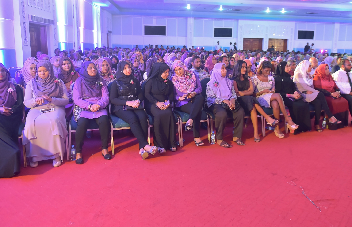 މާލެ: އޮކްޓޯބަރު 8، 2016- އަހުމަދިއްޔާ އިންޓަނޭޝަނަލް ސްކޫލުގެ މިދިޔަ އަހަރުގެ އިނާމު ދިނުމުގެ ޖަލްސާގެ ތެރެއިން: އެ ސްކޫލުން މިދިޔަ އަހަރު ސެކަންޑަރީ ބައިން އެއްވަނަ ހޯދީ ފާތިމަތު ނަޝާ އަލީ އަދި ހަޔަ ސެކަންޑްރީ ބައިގެ އެއްވަނަ ދަރިވަރަކީ އާމިނަތު ރިފްޒާ.---ފޮޓޯ: މުހައްމަދު ޝަރުހާން/މިހާރު