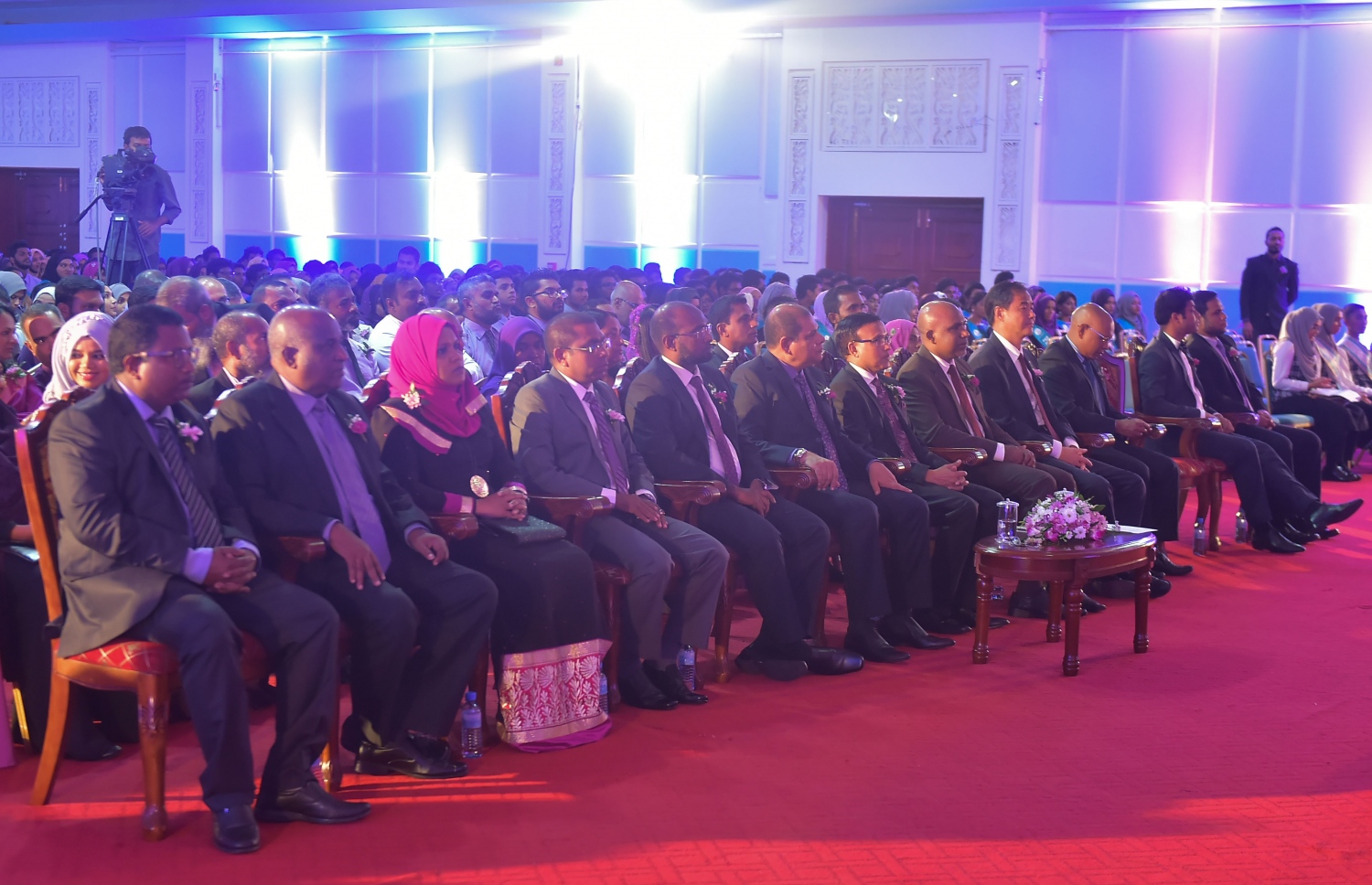 މާލެ: އޮކްޓޯބަރު 8، 2016- އަހުމަދިއްޔާ އިންޓަނޭޝަނަލް ސްކޫލުގެ އިނާމު ދިނުމުގެ ހަފުލާގެ ތެރެއިން: އެ ސްކޫލުން މިދިޔަ އަހަރު ސެކަންޑަރީ ބައިން އެއްވަނަ ހޯދީ ފާތިމަތު ނަޝާ އަލީ އަދި ހަޔަ ސެކަންޑްރީ ބައިގެ އެއްވަނަ ދަރިވަރަކީ އާމިނަތު ރިފްޒާ.---ފޮޓޯ: މުހައްމަދު ޝަރުހާން/މިހާރު