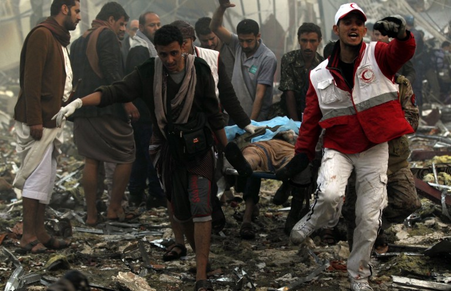 ޔަމަނުގައި ޖަނާޒާރެއް ކުރިއަށް ދަނިކޮށް ދިން ވައިގެ ހަމަލާގައި ޒަޚަމްވި މީހަކު ގެންދަނީ. --ފޮޓޯ:އޭއެފްޕީ