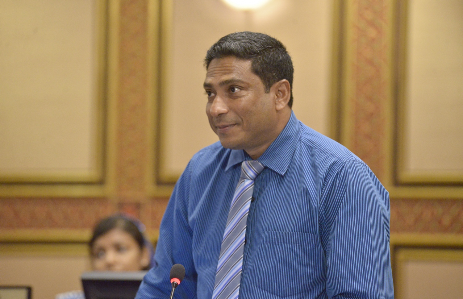 ސައުދުﷲ ހިލްމީ މަޖިލީހުގެ ޖަލްސާއެއްގައި ވާހަކަ ދައްކަވަނީ: އޭނާގެ ހިއްސާ އޮންނަ ކުންފުނީގެ ހަ ޕްރޮޖެކްޓެއް ވަނީ ހުއްޓާލާފައި.  - ފޮޓޯ: މަޖިލިސް