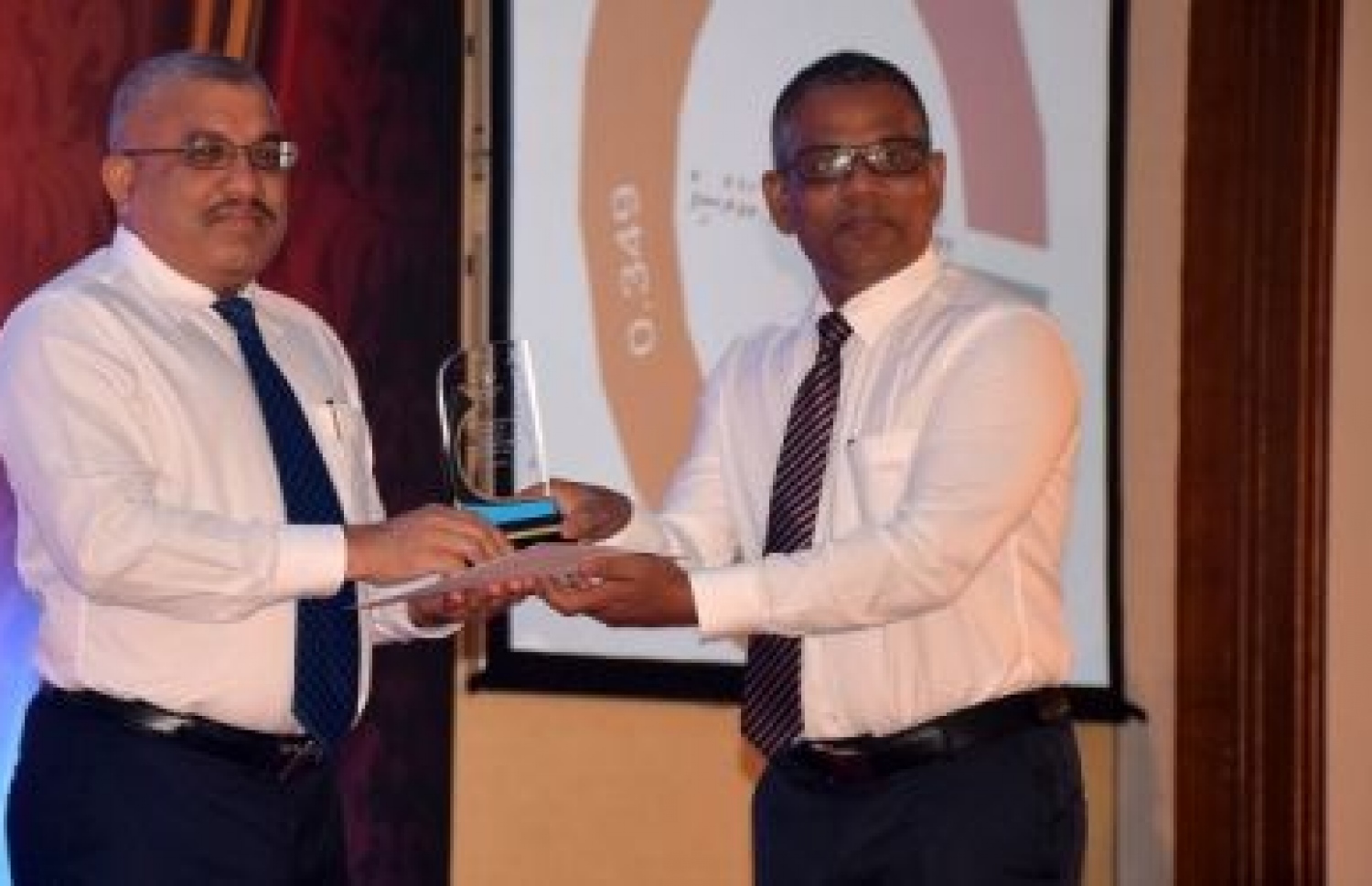 މިދިޔަ އަހަރު އެންމެ މޮޅު އަތޮޅު ކައުންސިލަކަށް ހޮވުނު ށ. އަތޮޅު ކައުންސިލަށް ނައިބު ރައީސް ޖިހާދު އެވޯޑު ހަވާލުކުުރައްވަނީ-- ފޮޓޯ/ އެލްޖީއޭ